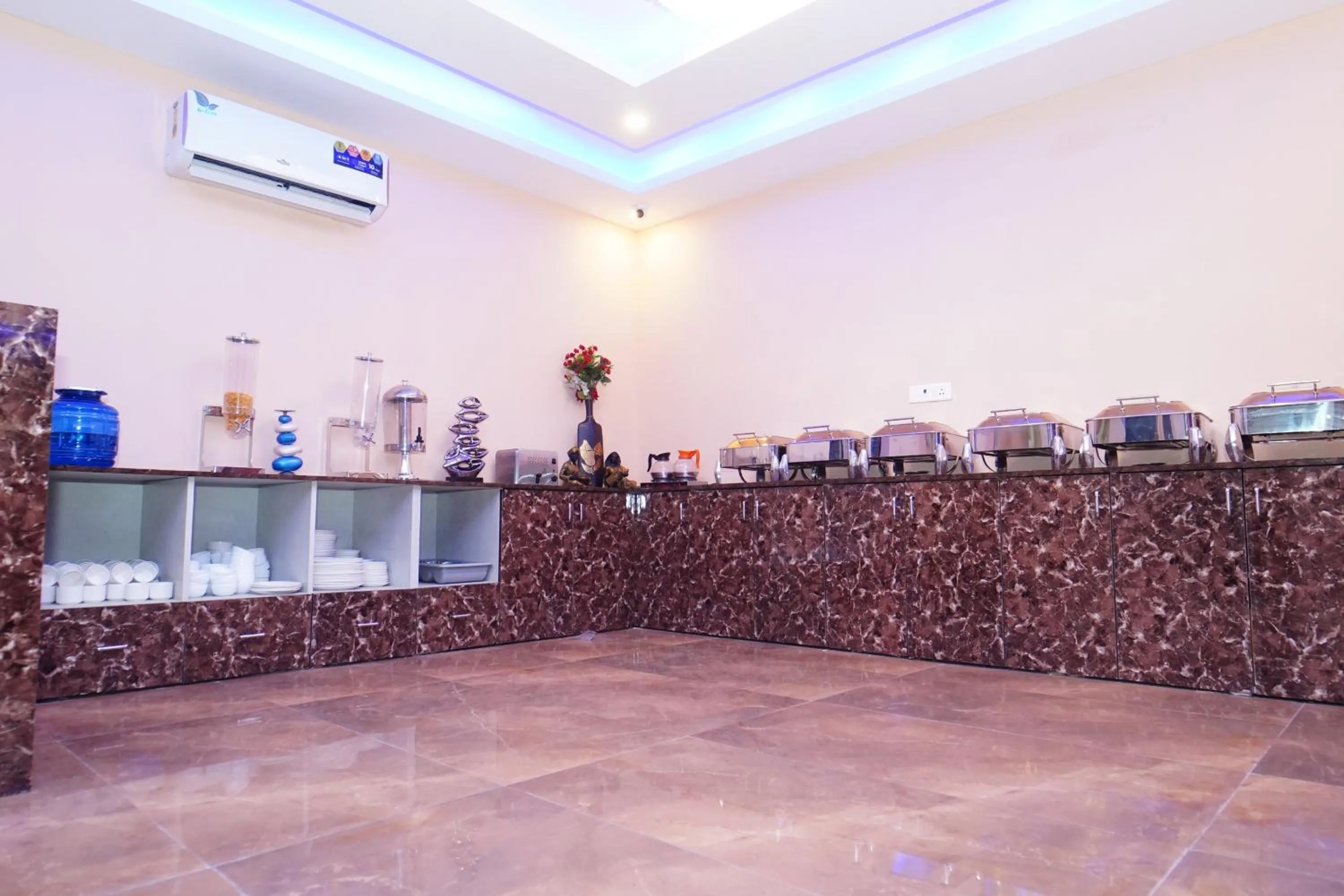 Restaurant/places to eat in ExpoMart Inn