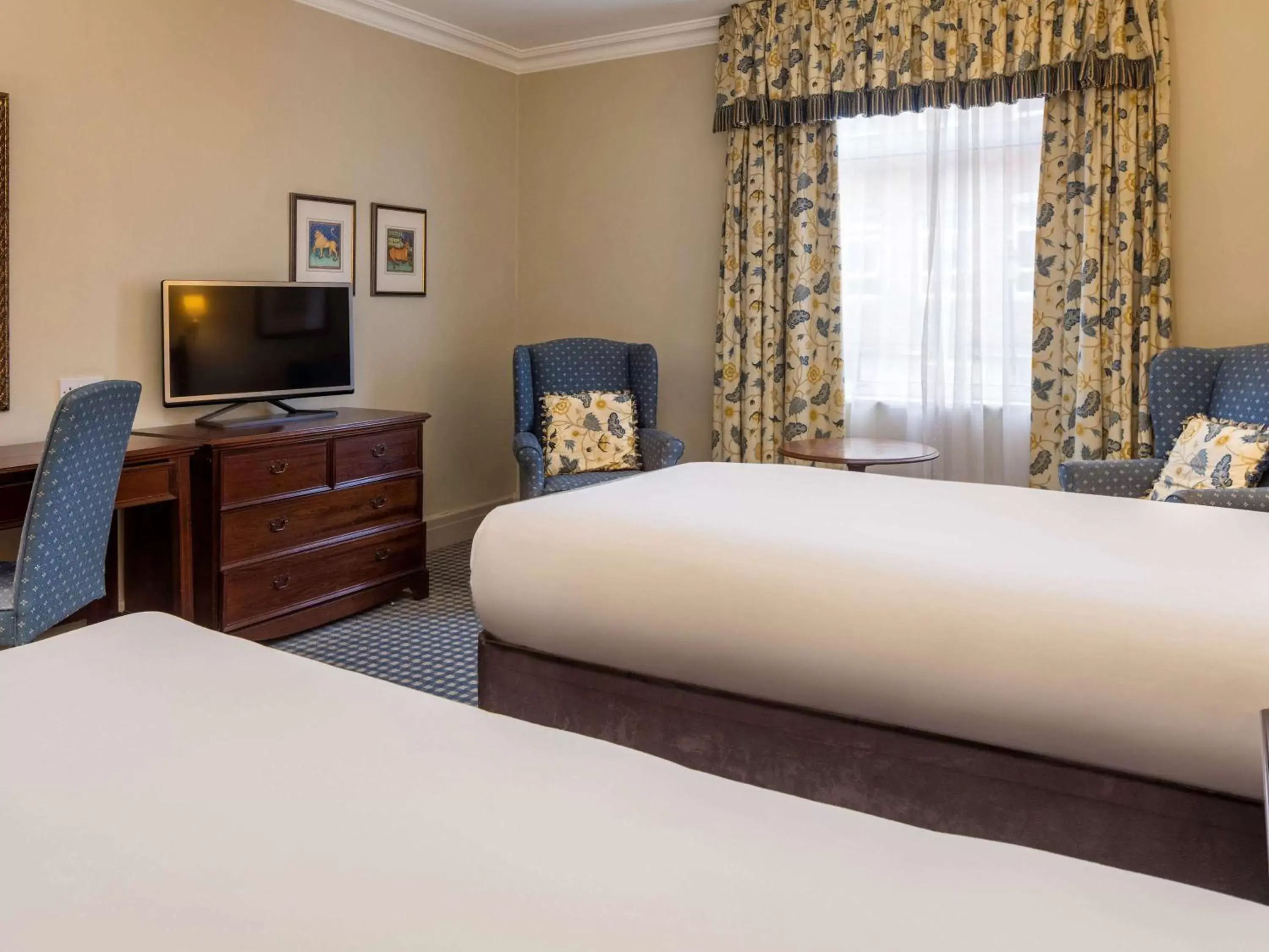 Bedroom, Bed in Mercure Winchester Wessex Hotel