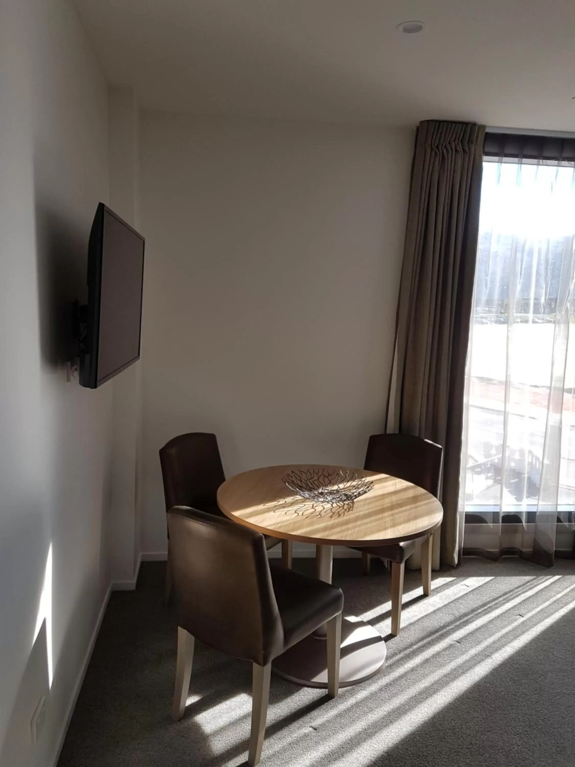 Living room, Dining Area in Wyndham Garden Queenstown