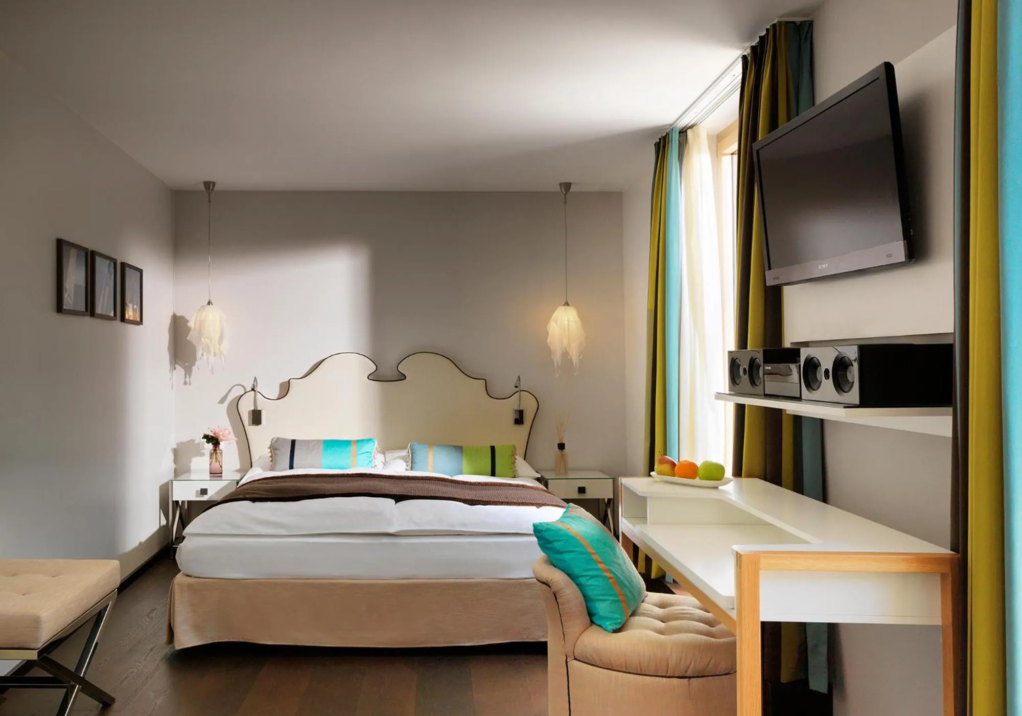 Photo of the whole room, Bed in Giardino Lago