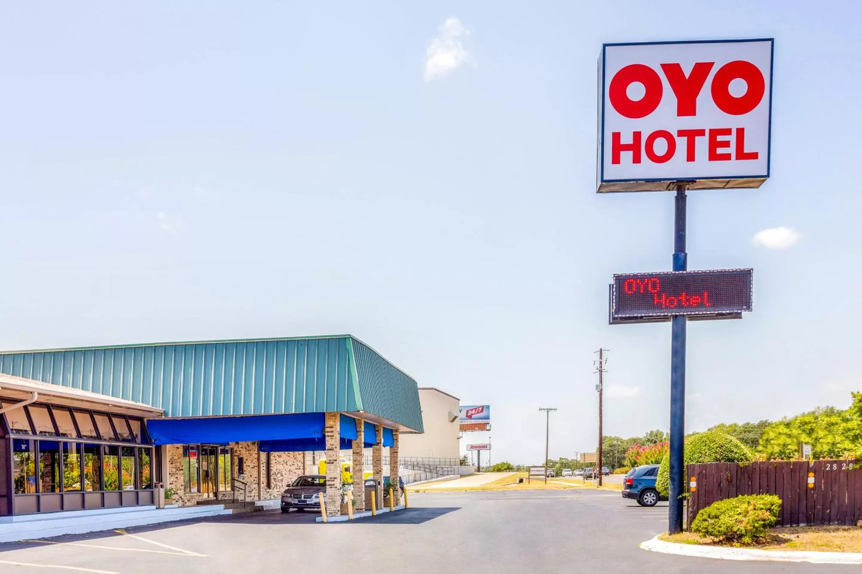 Facade/entrance, Property Building in OYO Hotel Tyler Lindale