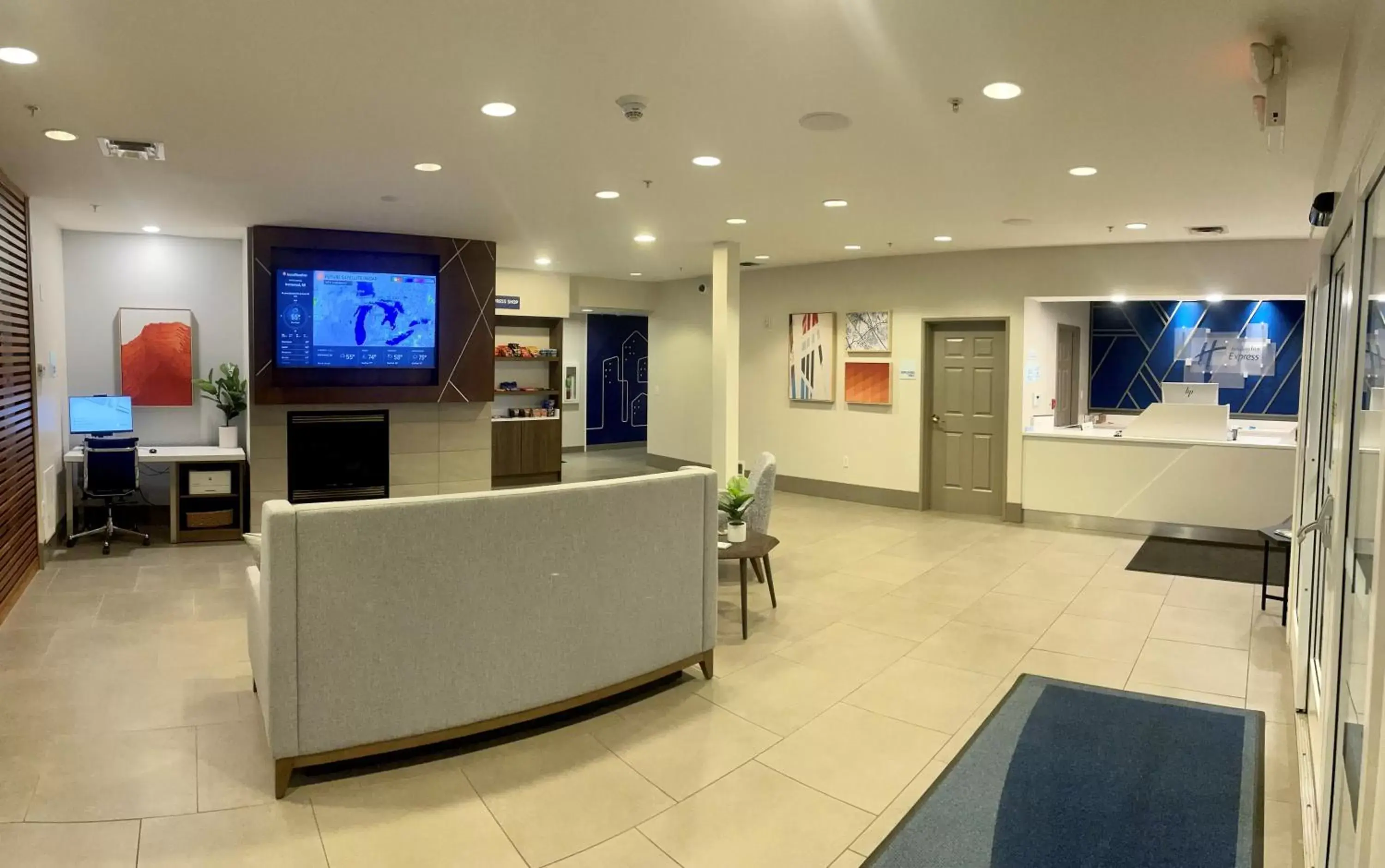 Lobby or reception, Lobby/Reception in Holiday Inn Express & Suites Marquette, an IHG Hotel