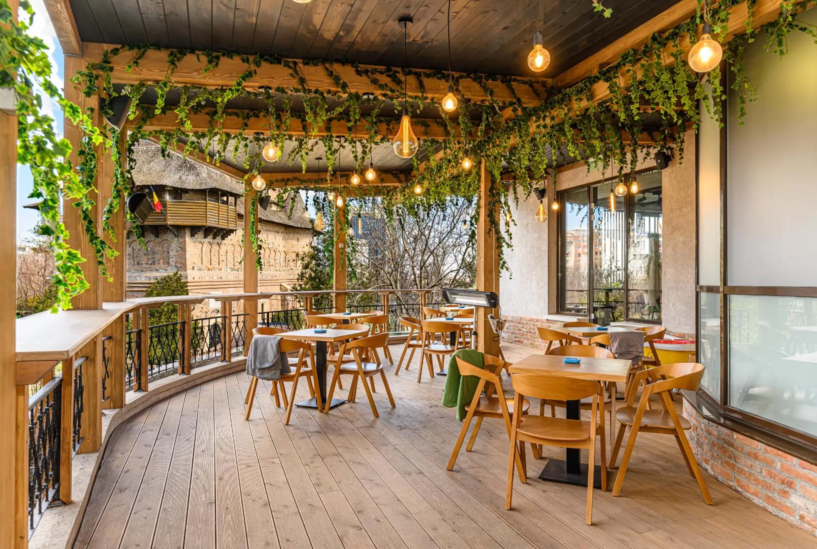 Restaurant/places to eat in Faleza Hotel by Vega