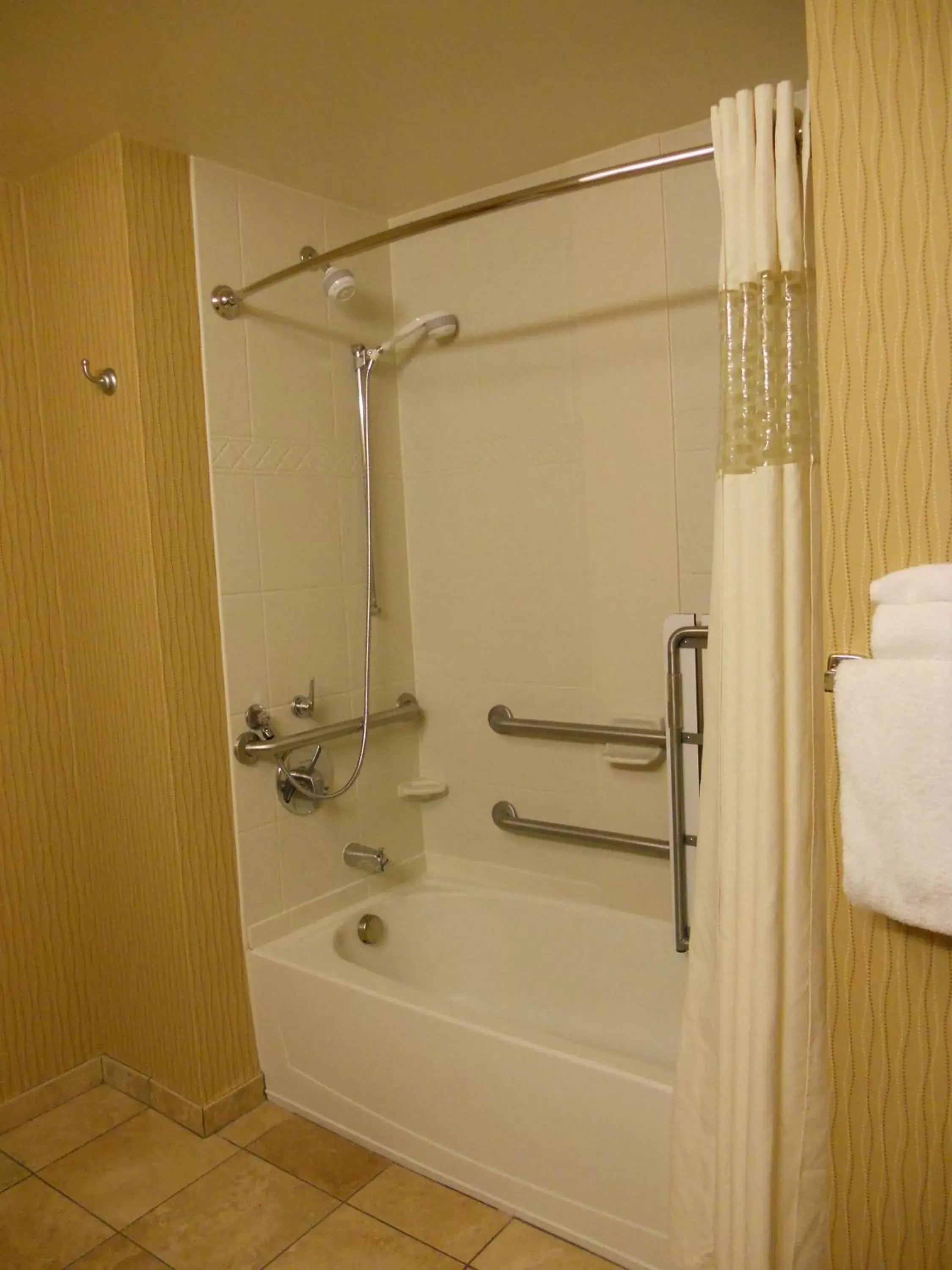 Bathroom in Hampton Inn & Suites Cincinnati / Uptown - University Area