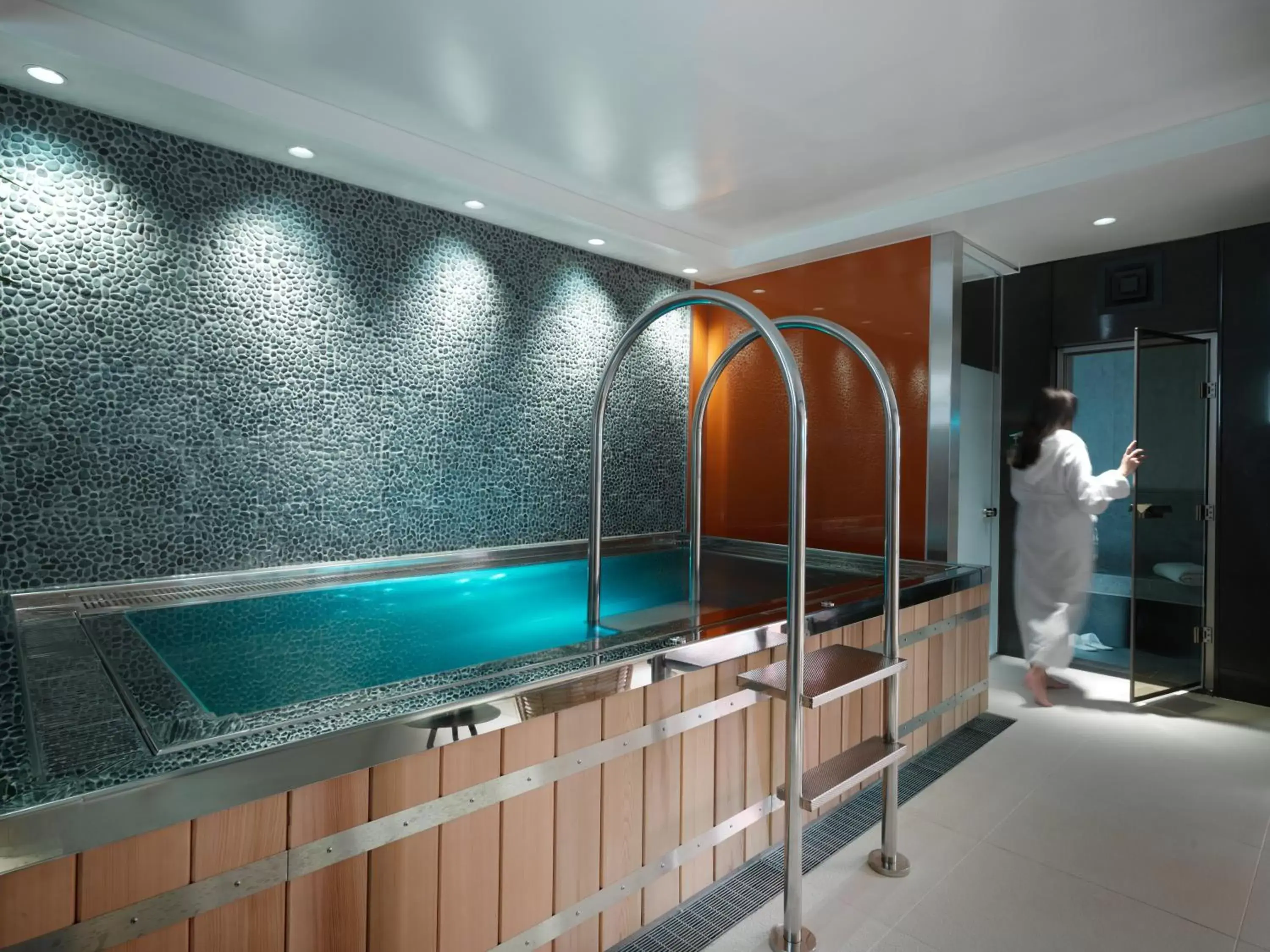 Hot Tub, Swimming Pool in The Athenaeum Hotel & Residences