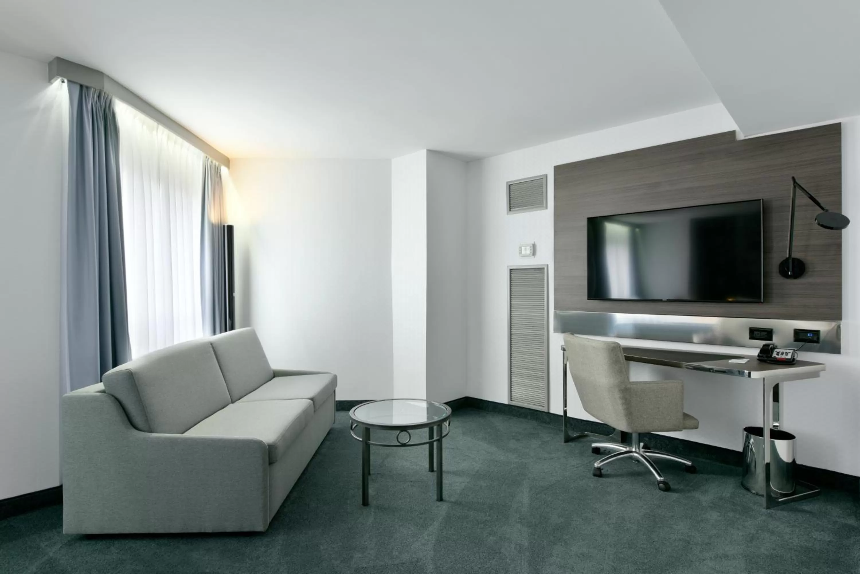 Photo of the whole room in DoubleTree by Hilton Ottawa Downtown