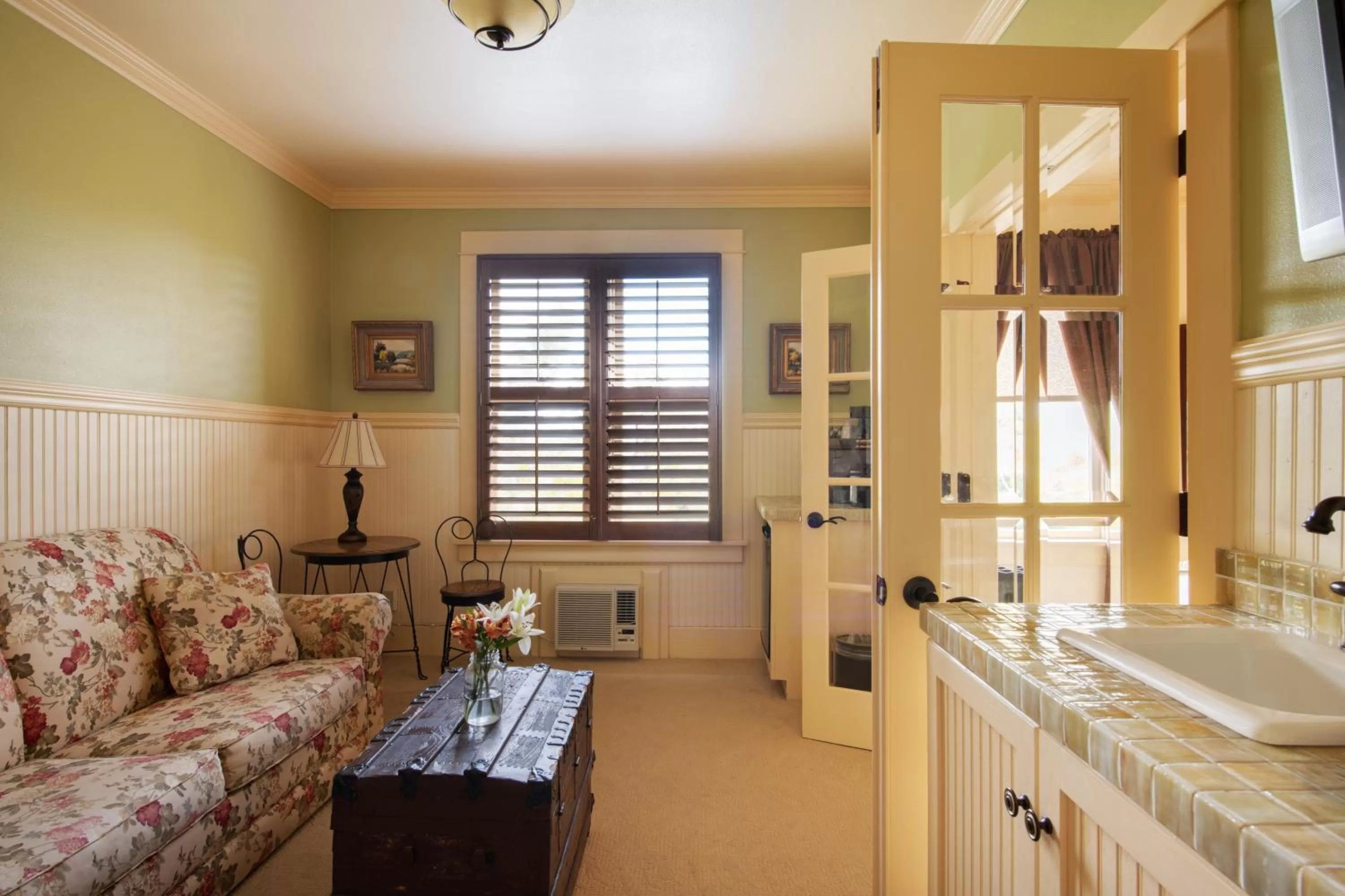 Kitchen or kitchenette in Chamberlin Inn