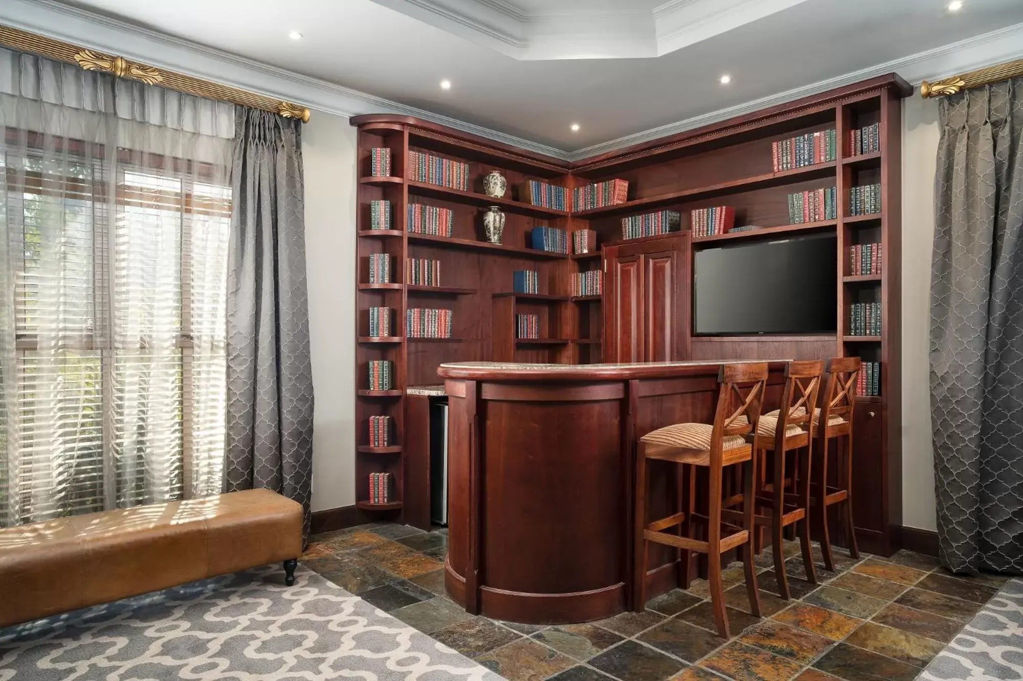 Library in Premier Hotel Quatermain