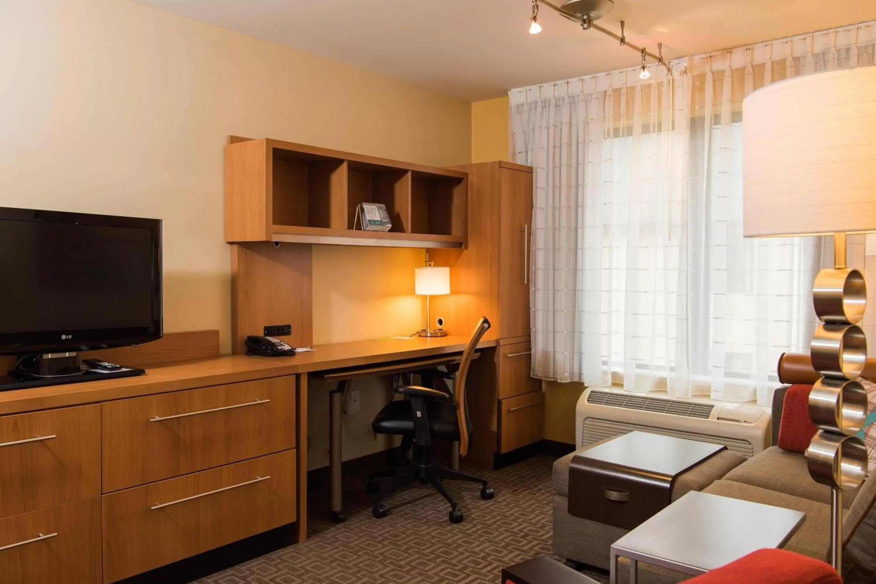 Bedroom, TV/Entertainment Center in TownePlace Suites by Marriott Erie