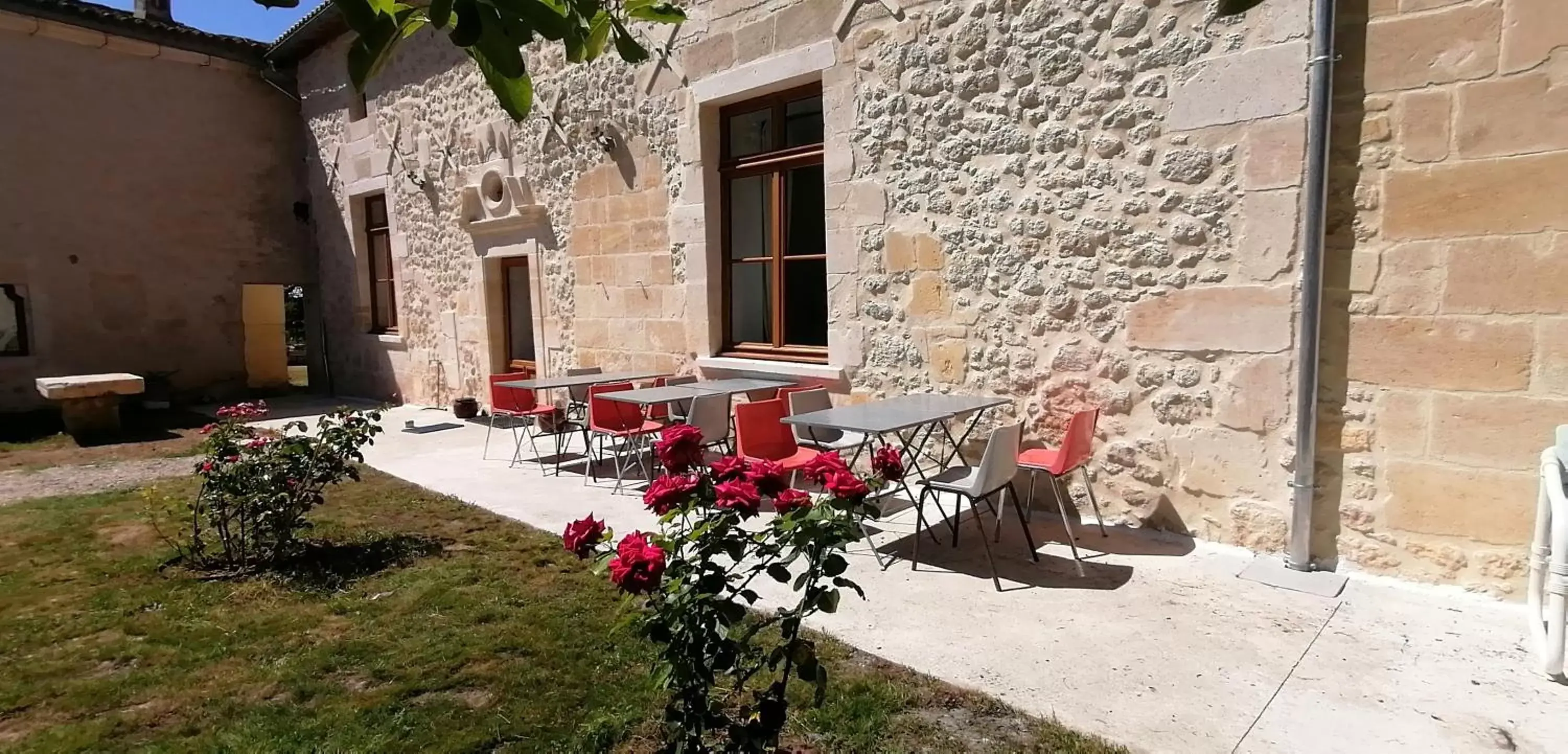 Balcony/Terrace in Domaine de Gaïa, Piscine, Pétanque, Ping Pong, proche Saint-Emilion