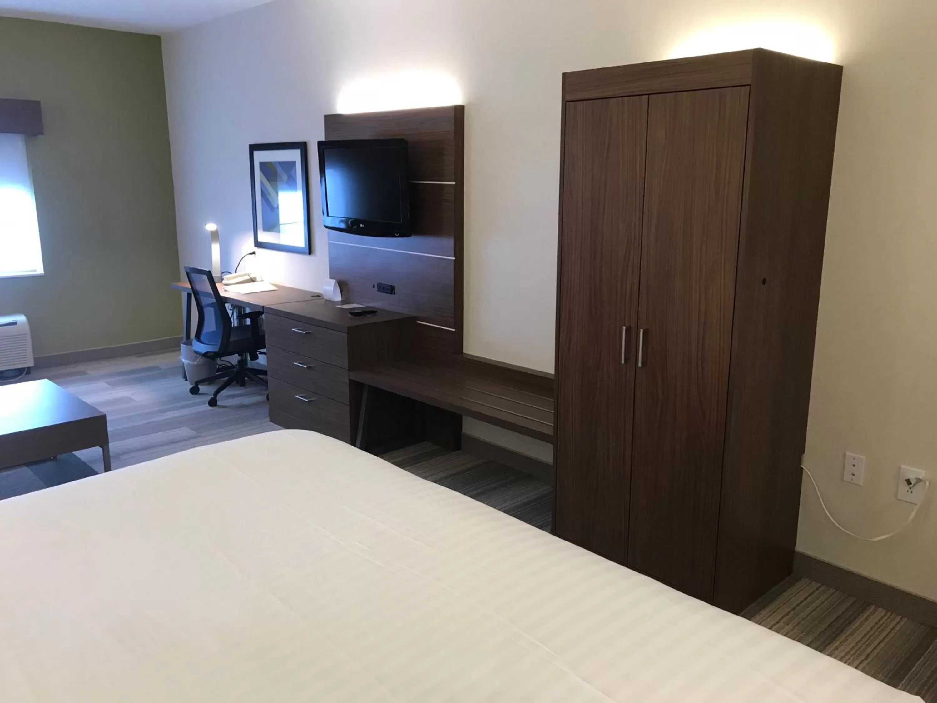 TV and multimedia, Bed in Holiday Inn Express Rochester-Victor by IHG