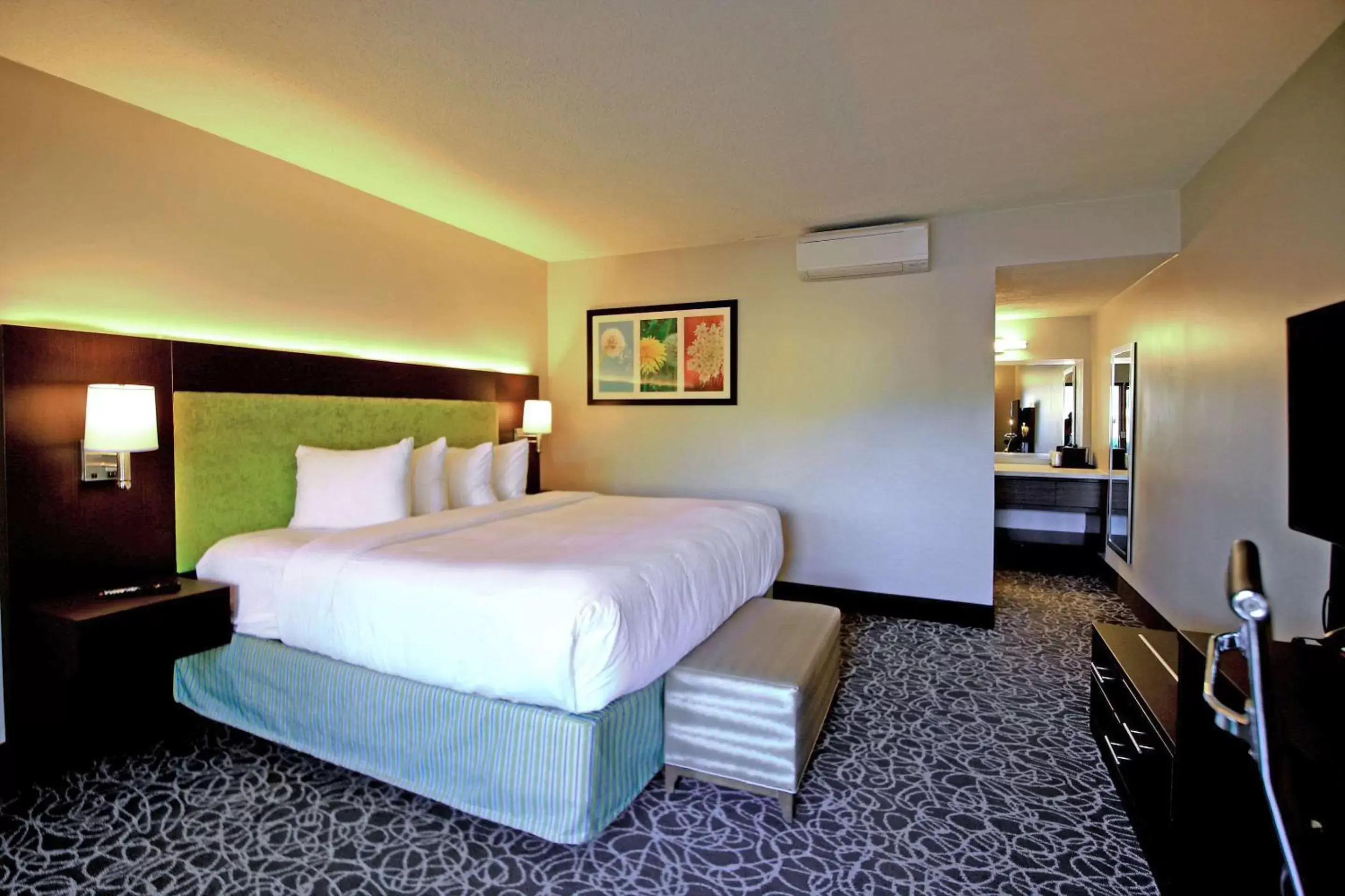 Photo of the whole room, Bed in El Sendero Inn, Ascend Hotel Collection