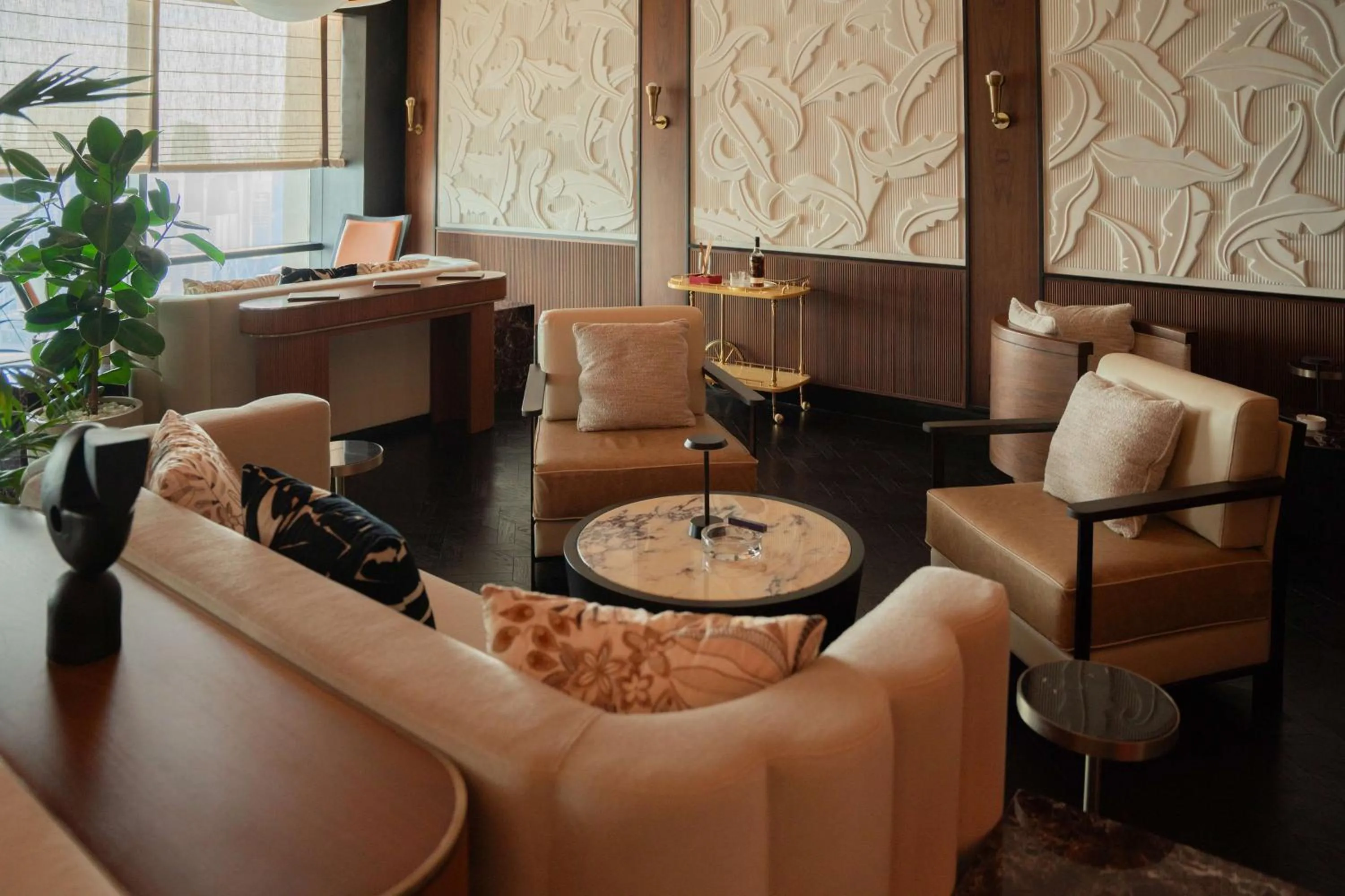 Lounge or bar in Waldorf Astoria Doha West Bay