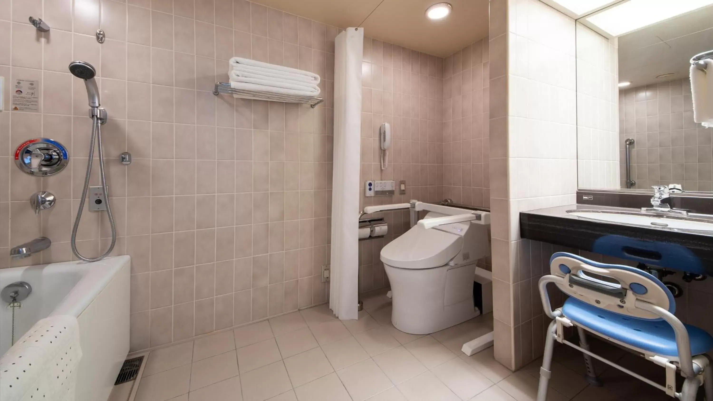 Photo of the whole room, Bathroom in InterContinental Yokohama Grand, an IHG Hotel