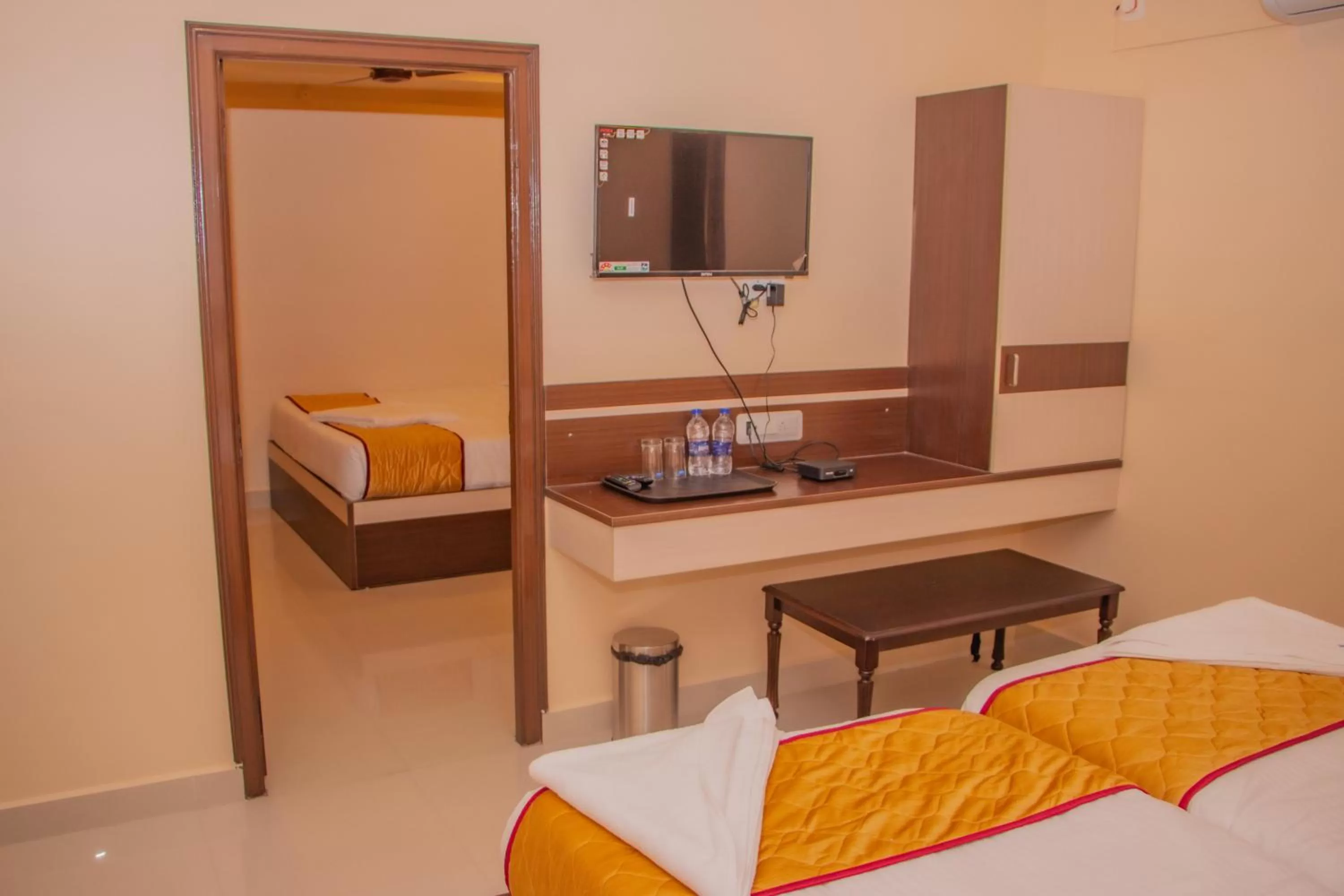 Living room, Bed in Hotel Mountview Comforts