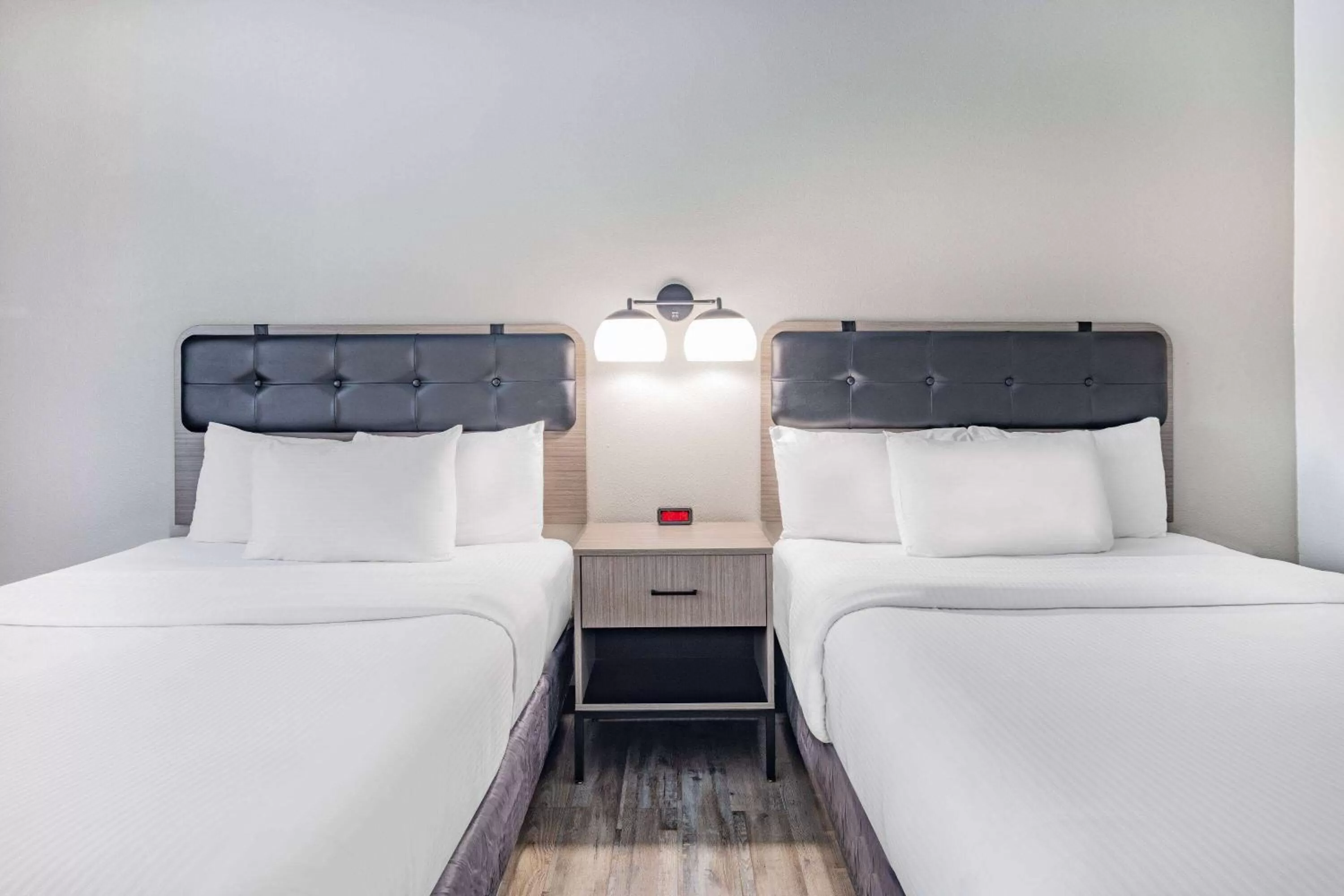 Photo of the whole room, Bed in La Quinta by Wyndham Evansville