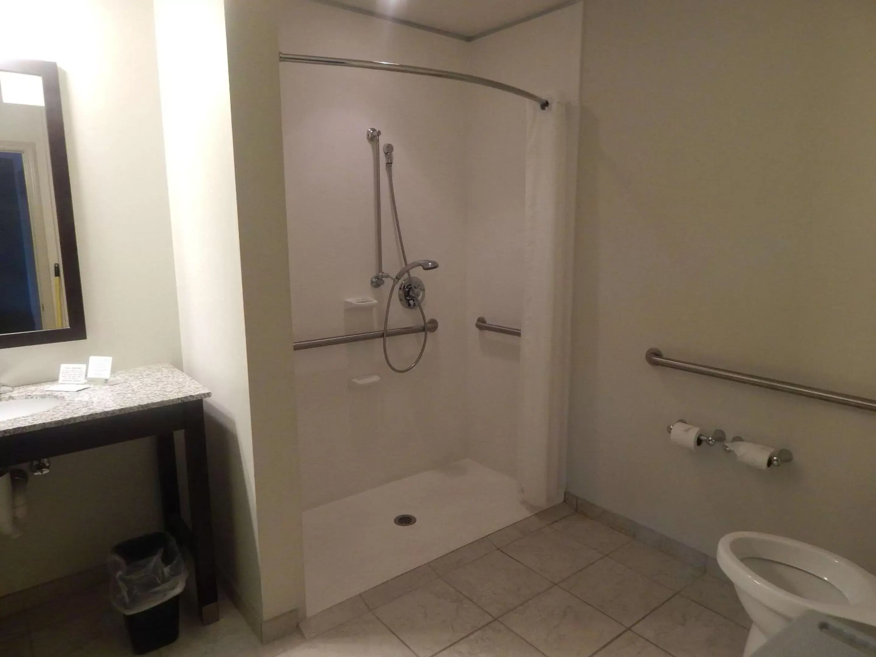 Bathroom in Sleep Inn & Suites near Liberty Place I-65