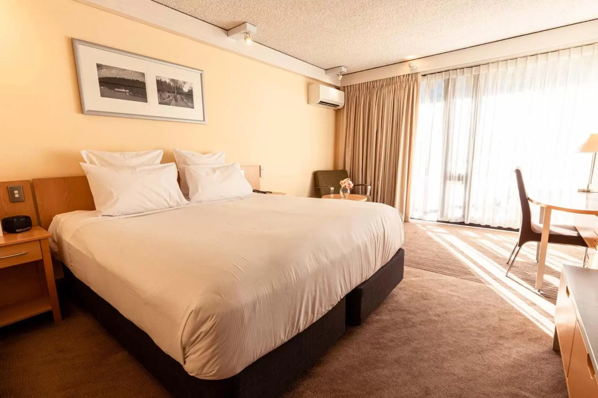 Bedroom, Bed in Novotel Queenstown Lakeside