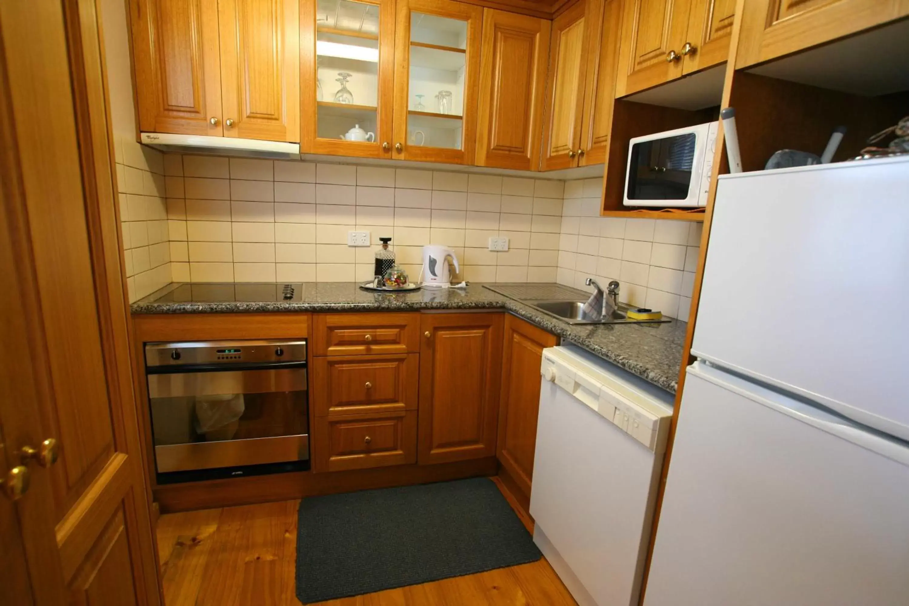 Kitchen or kitchenette, Kitchen/Kitchenette in The Lodge on Elizabeth Boutique Hotel