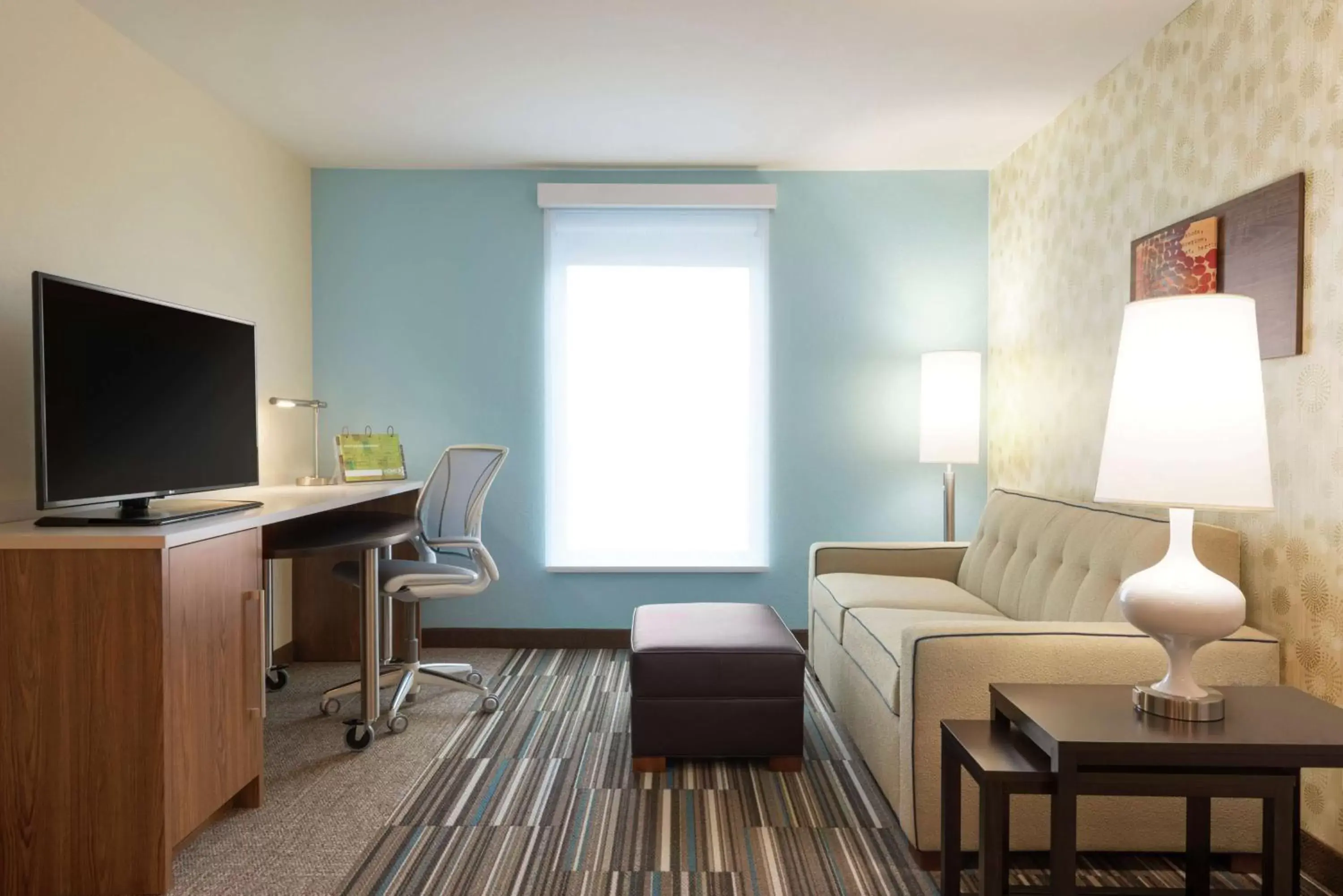 Bedroom, TV/Entertainment Center in Home2 Suites by Hilton Milwaukee Airport