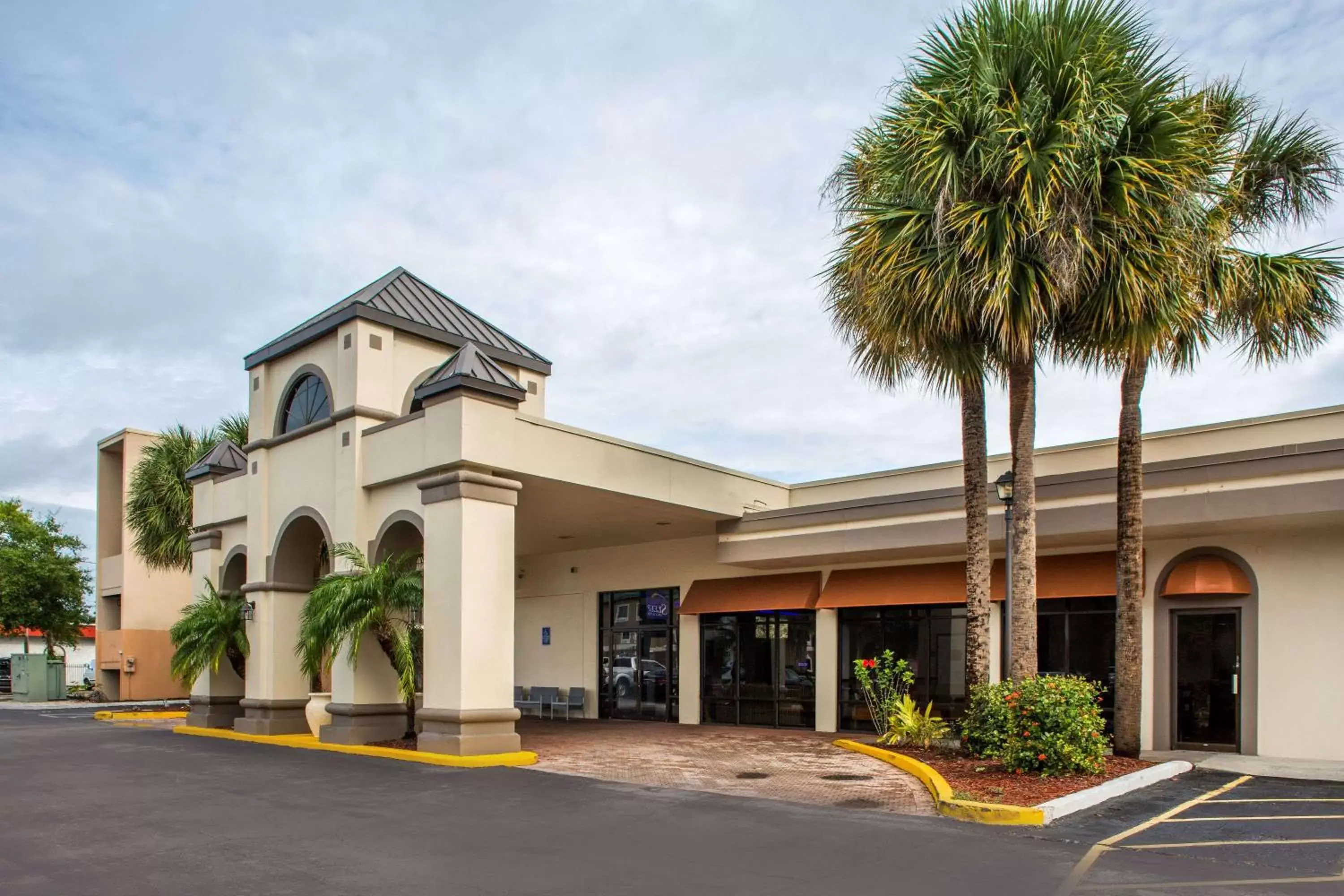 Property Building in Days Inn & Suites by Wyndham Orlando Airport