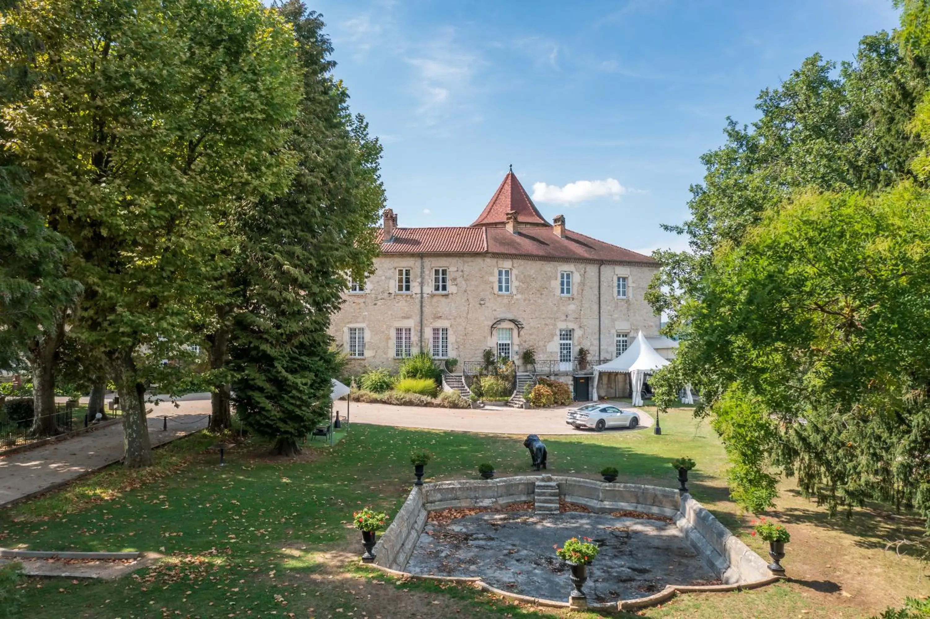 Property Building in Château Chapeau Cornu