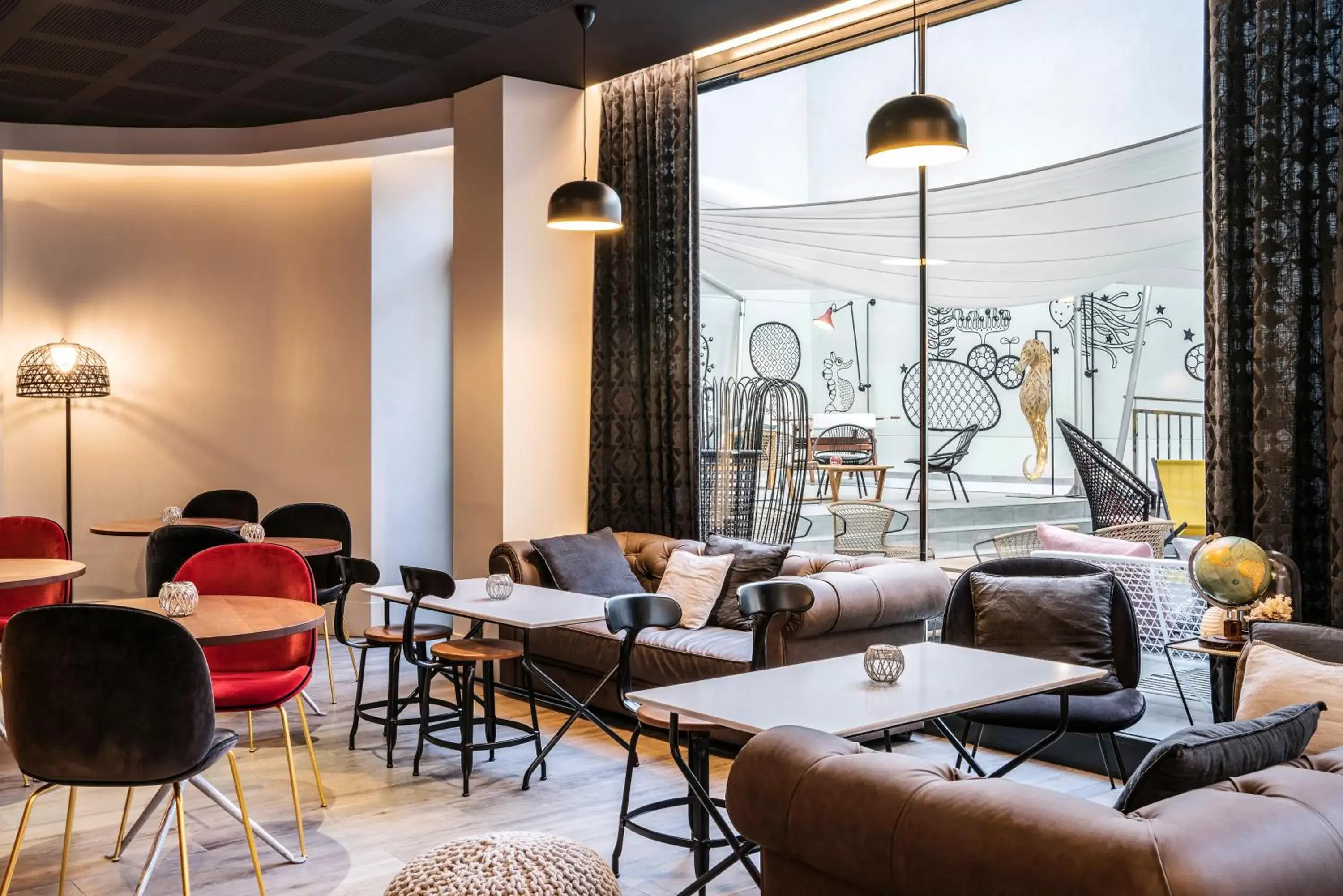 Communal lounge/ TV room in ibis Styles Barcelona City Bogatell