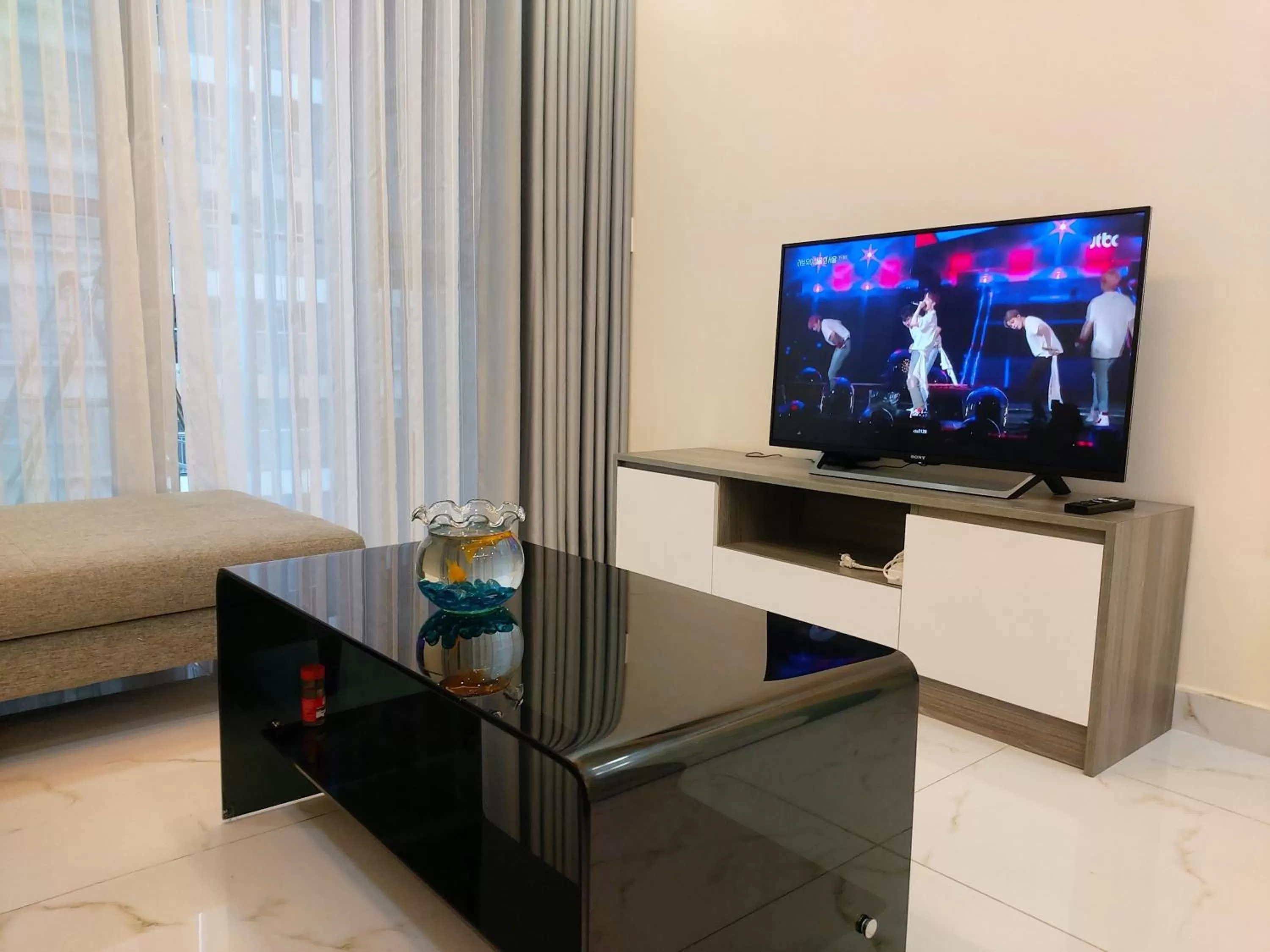 Communal lounge/ TV room in Scenic Valley Suite