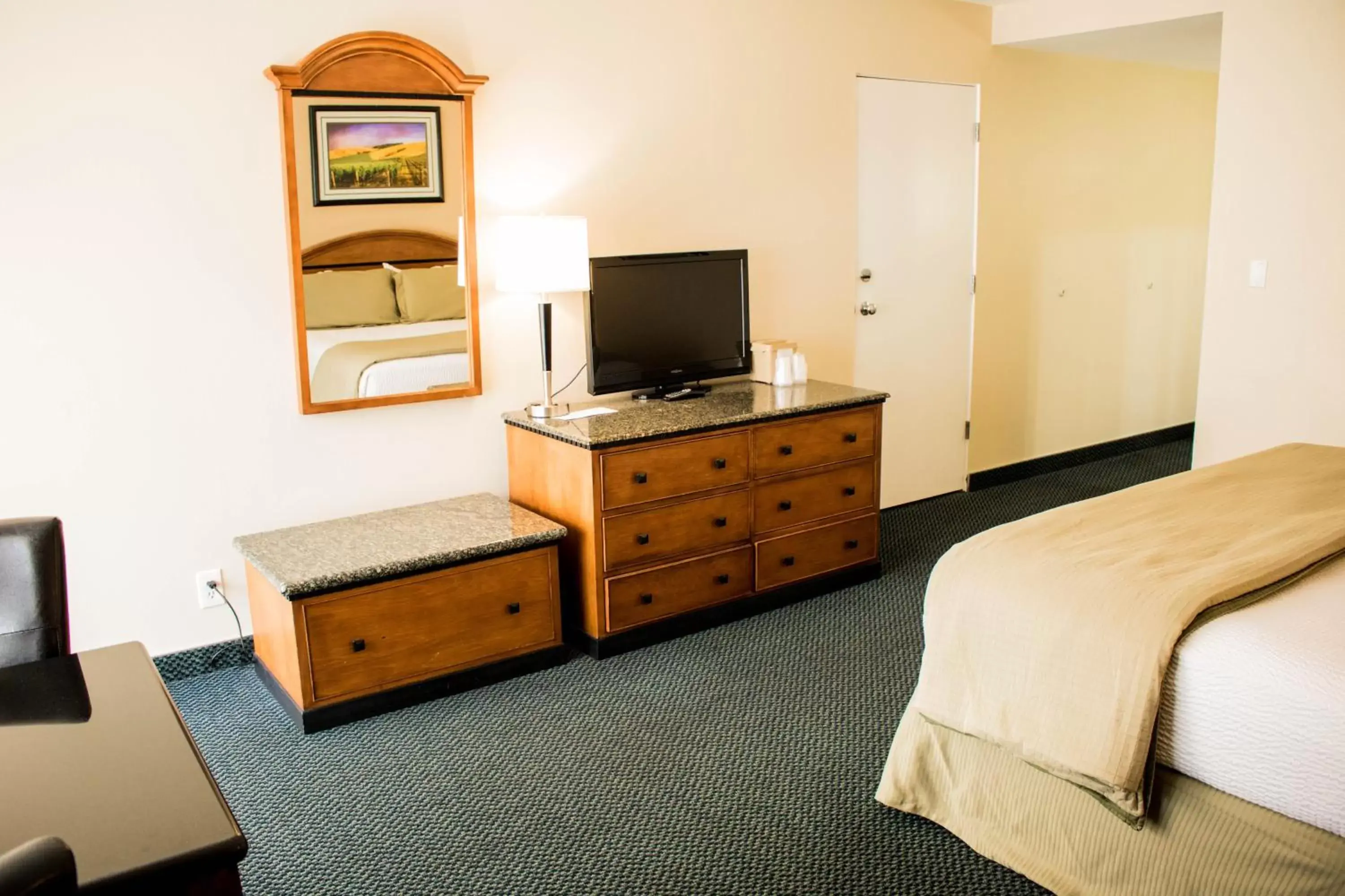 Photo of the whole room, TV/Entertainment Center in Pea Soup Andersen's Inn