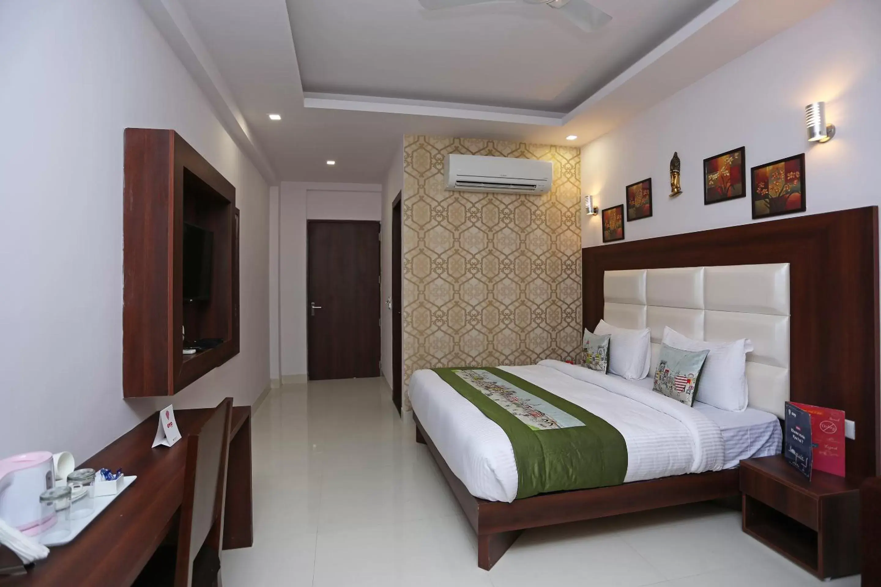 Bed in Hotel Arch - Near Aerocity New Delhi