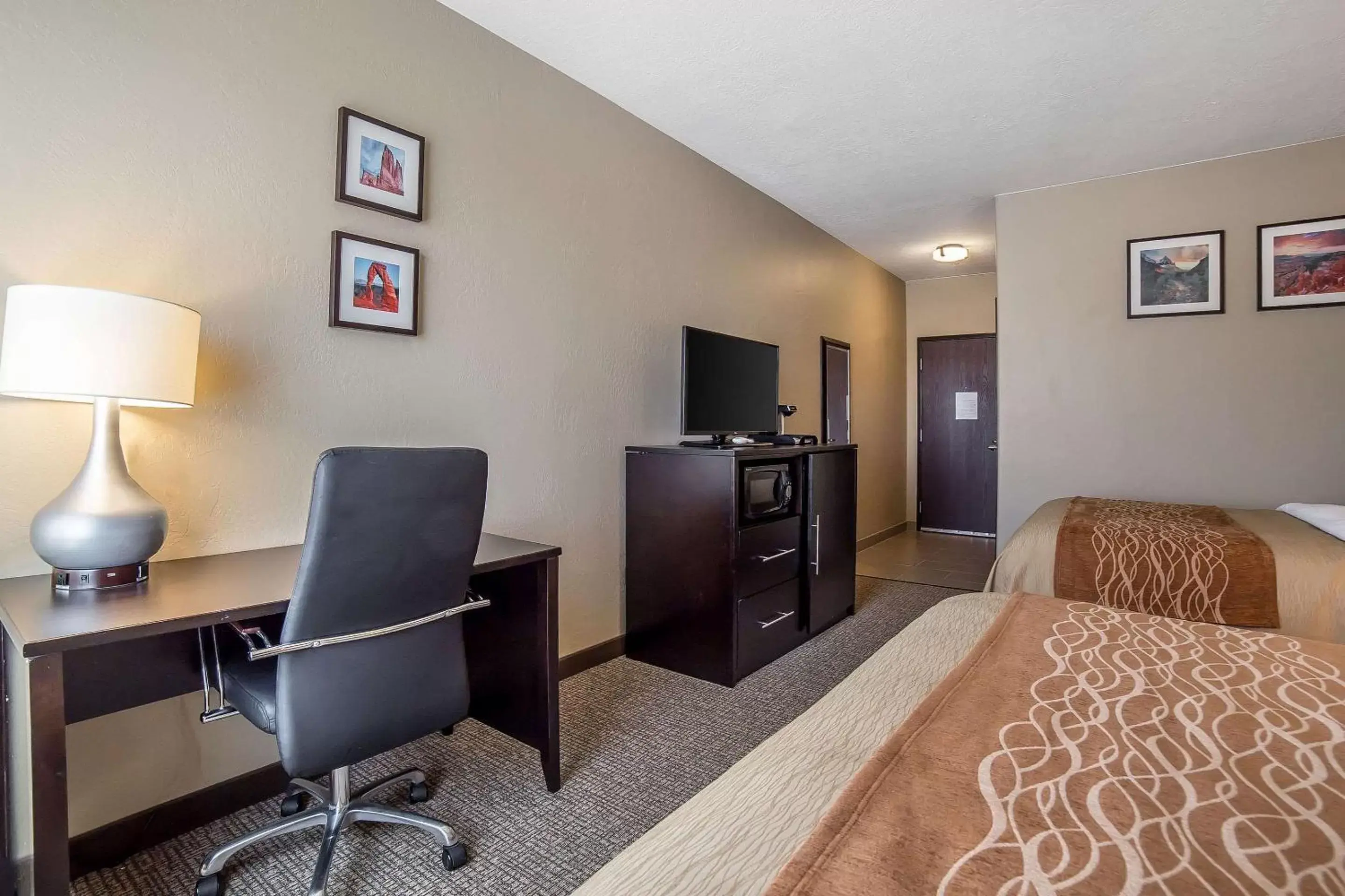 Photo of the whole room, TV/Entertainment Center in Comfort Inn & Suites Vernal - National Monument Area