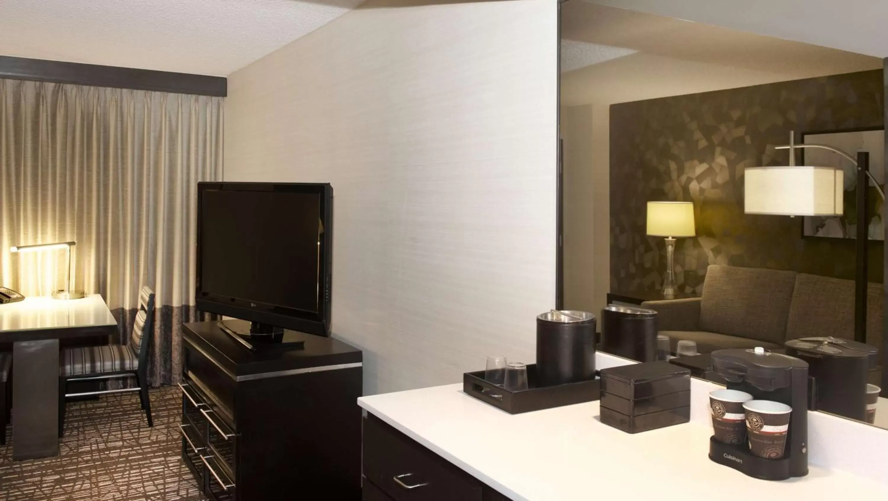 Bed, TV/Entertainment Center in Embassy Suites by Hilton Las Vegas