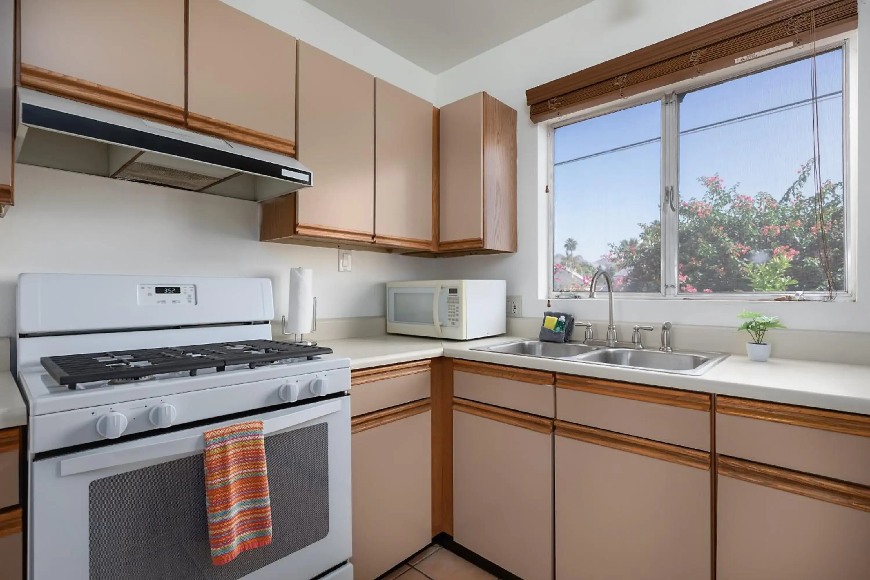 Kitchen or kitchenette, Kitchen/Kitchenette in Float Palm Springs