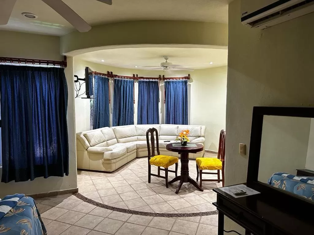 Photo of the whole room in Hotel Castillo Del Mar - 5 Th Ave