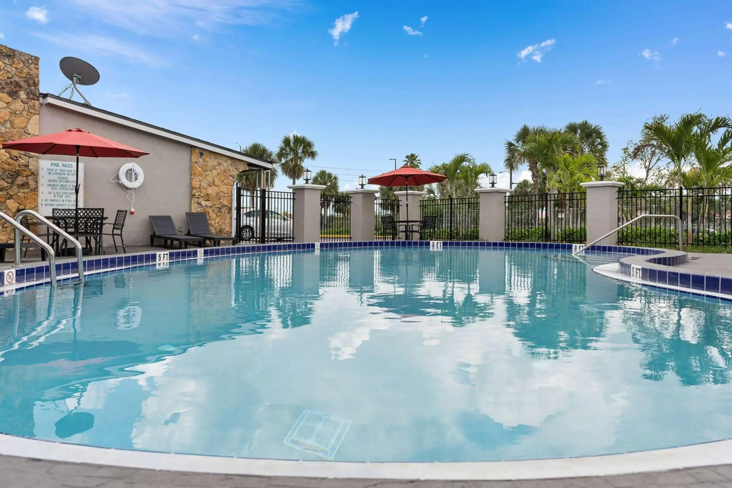 Pool view, Swimming Pool in Super 8 by Wyndham Kissimmee-Orlando