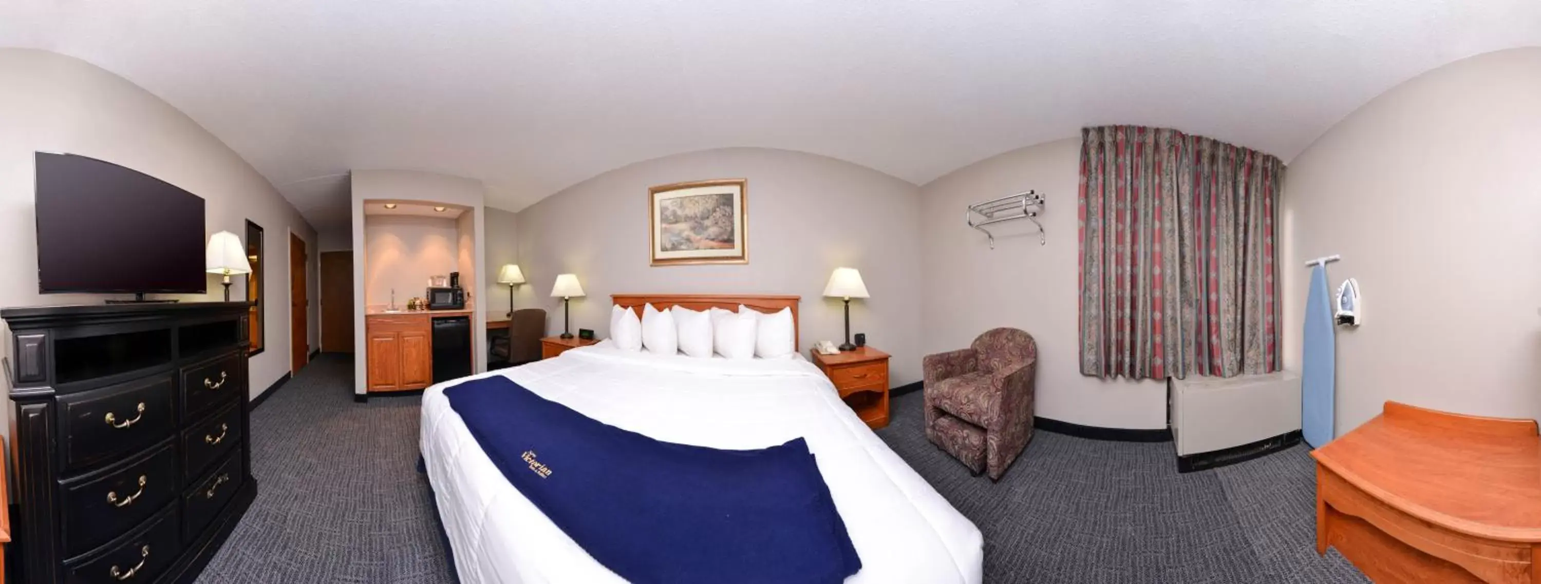 TV and multimedia in New Victorian Inn & Suites Omaha