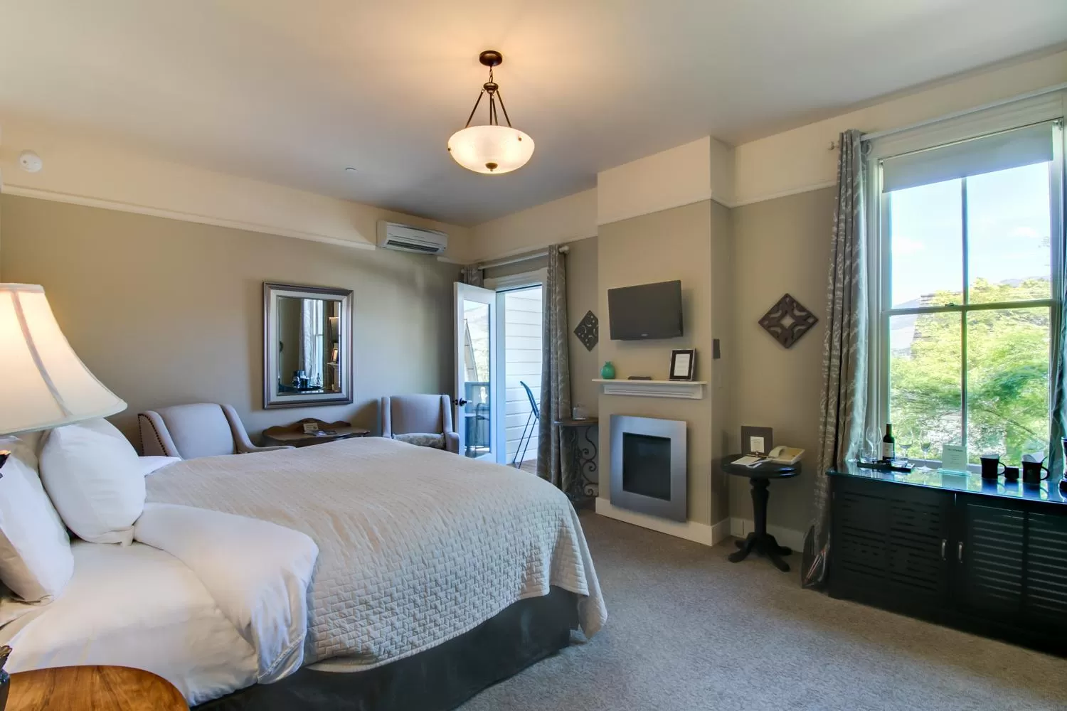 Bed in Winchester Inn