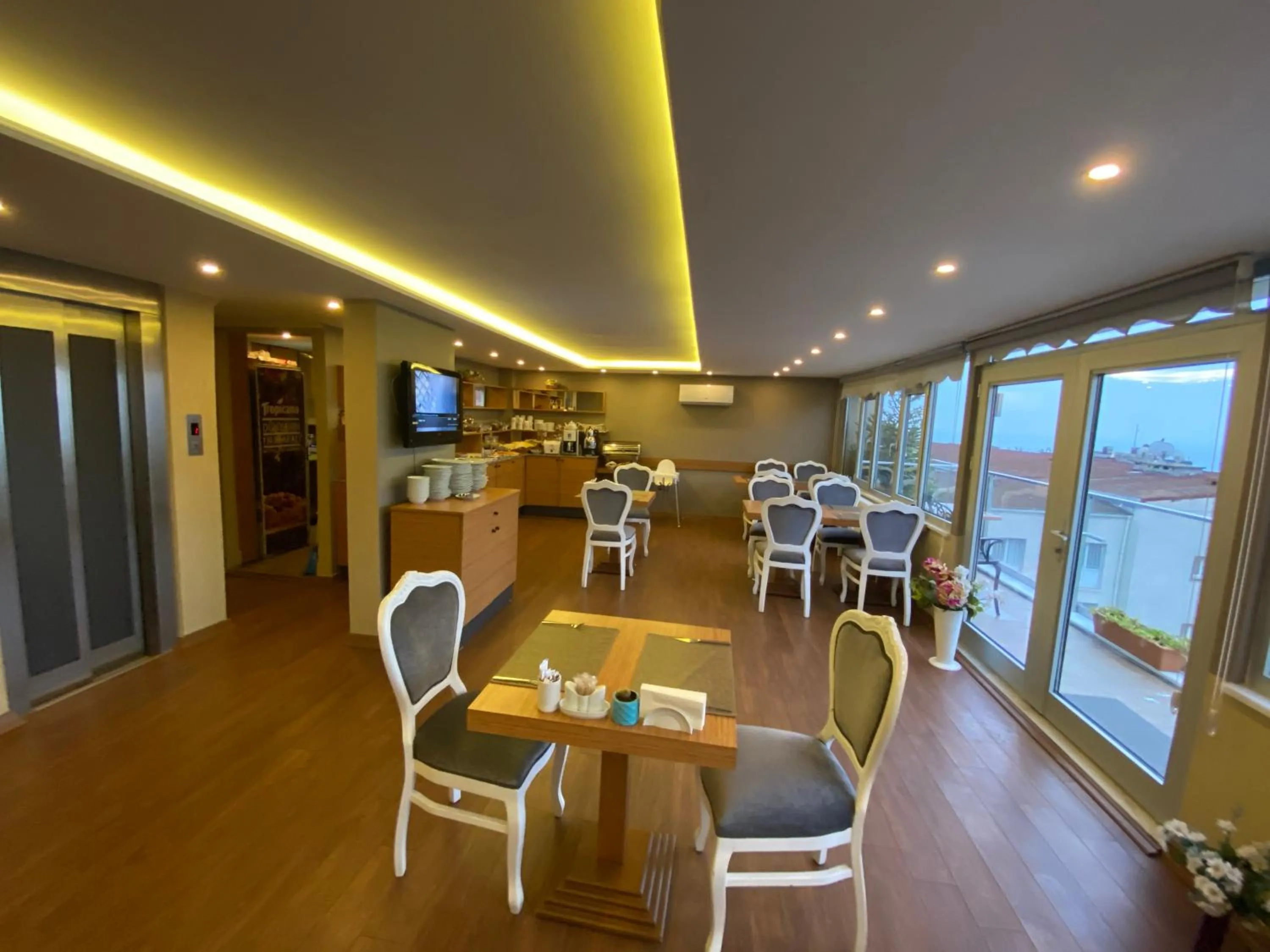 Restaurant/places to eat in Muyan Suites