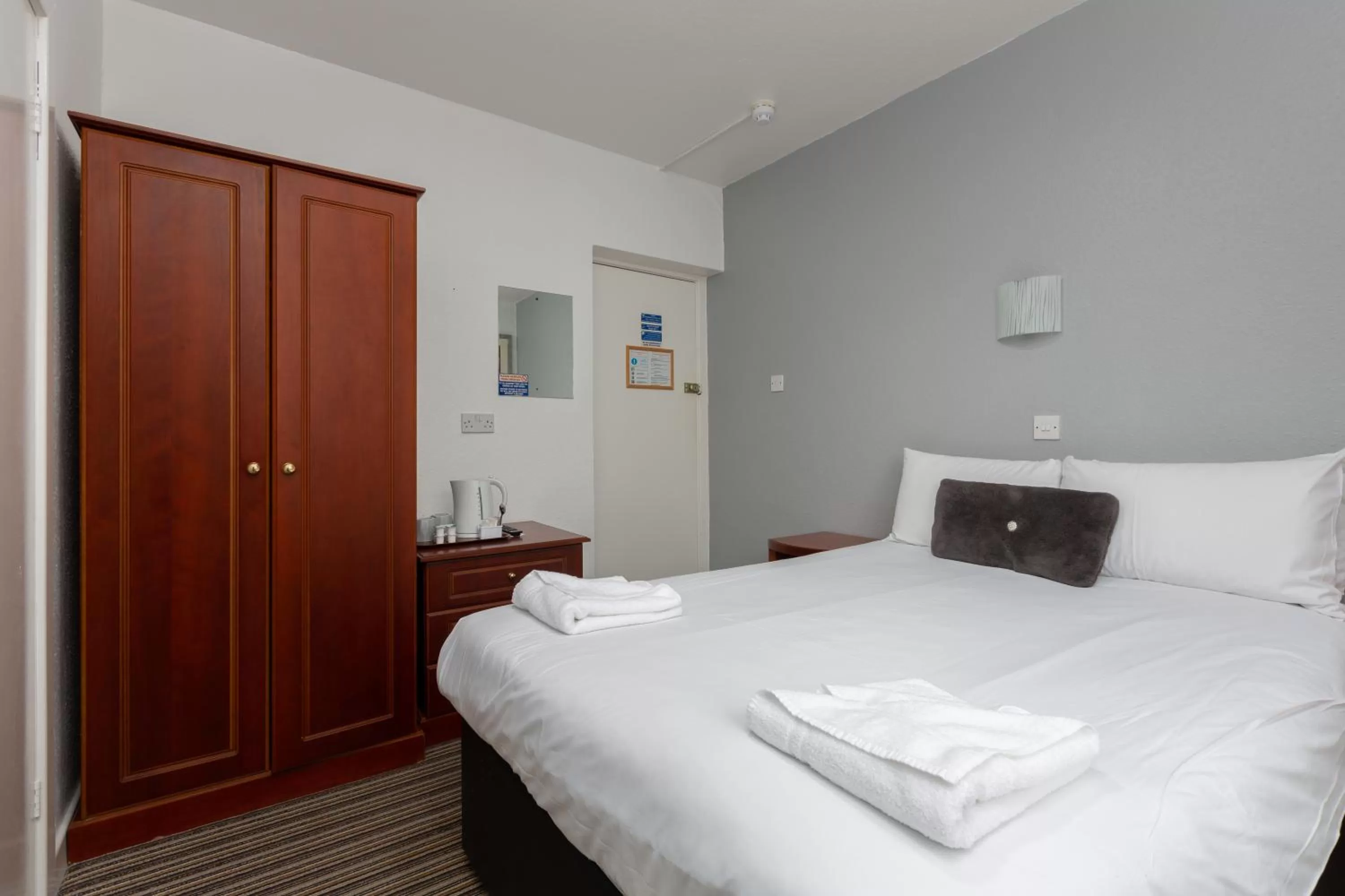 Bedroom, Bed in The Sandringham Court Hotel & Apartment Welcoming Large and Small Groups for 15 years