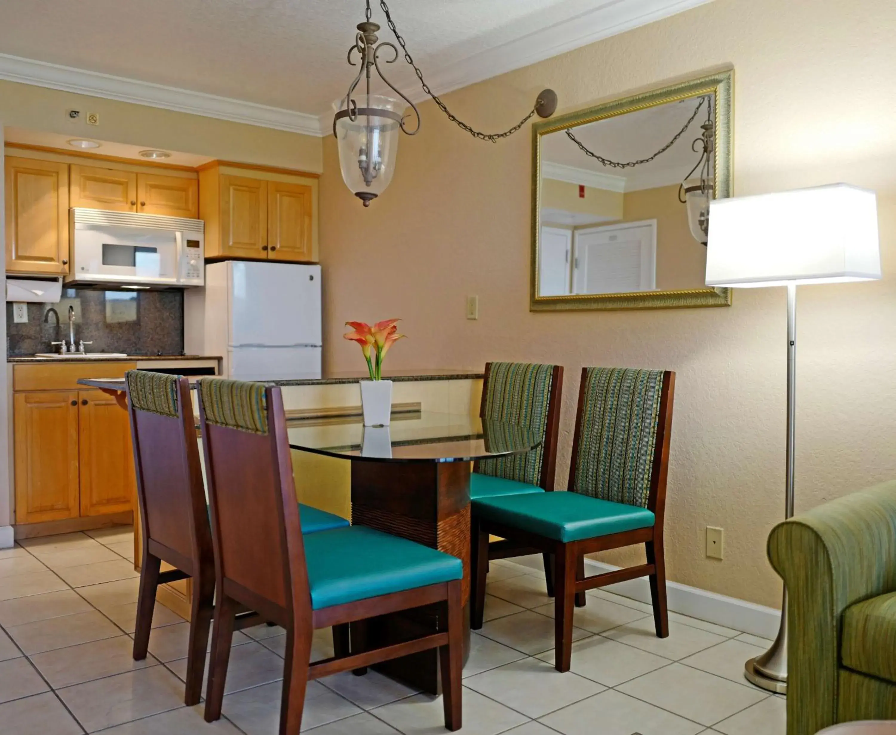 Kitchen or kitchenette, Dining Area in Palm Beach Shores Resort and Vacation Villas