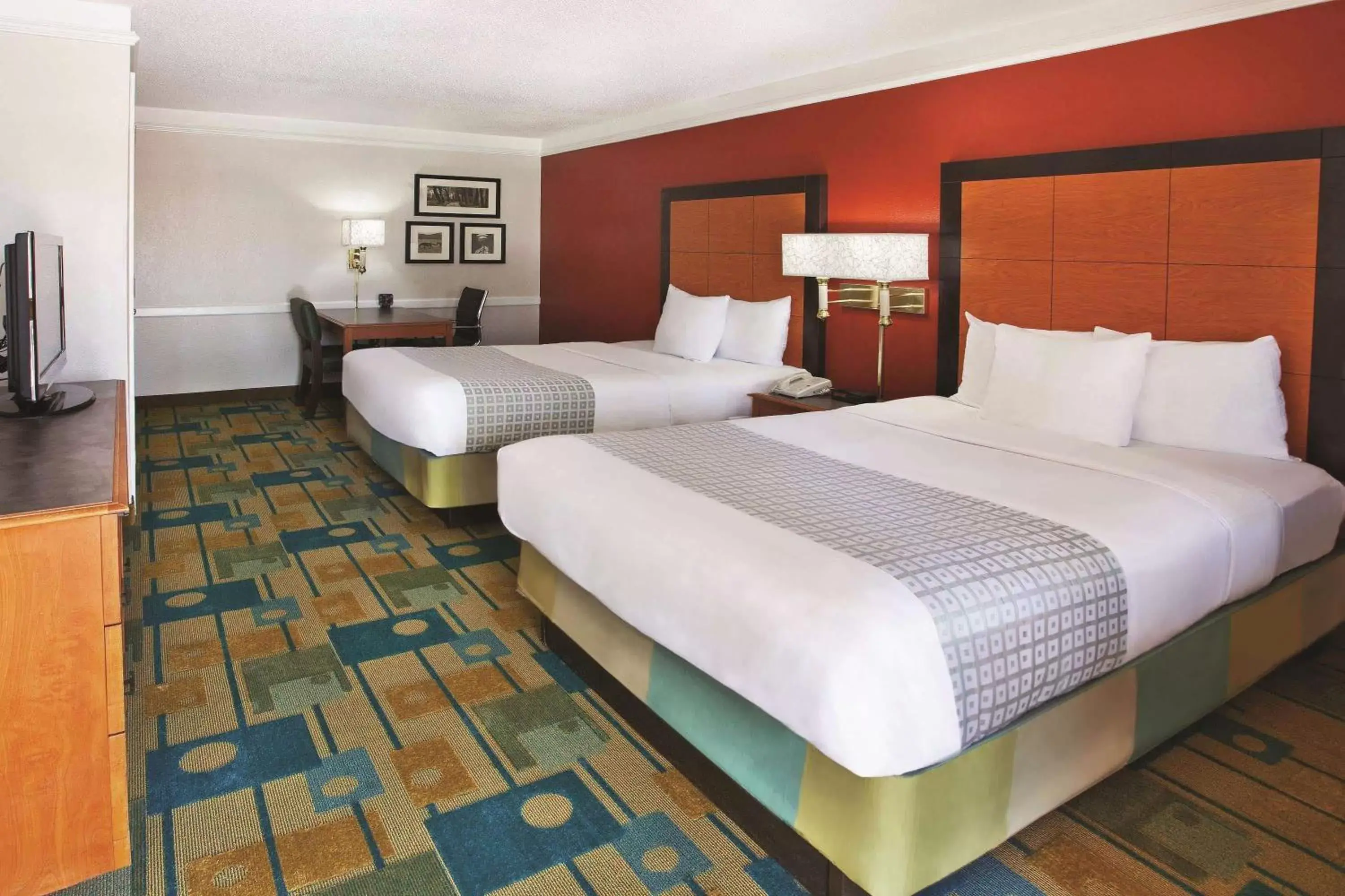 Photo of the whole room, Bed in La Quinta Inn by Wyndham Savannah Midtown