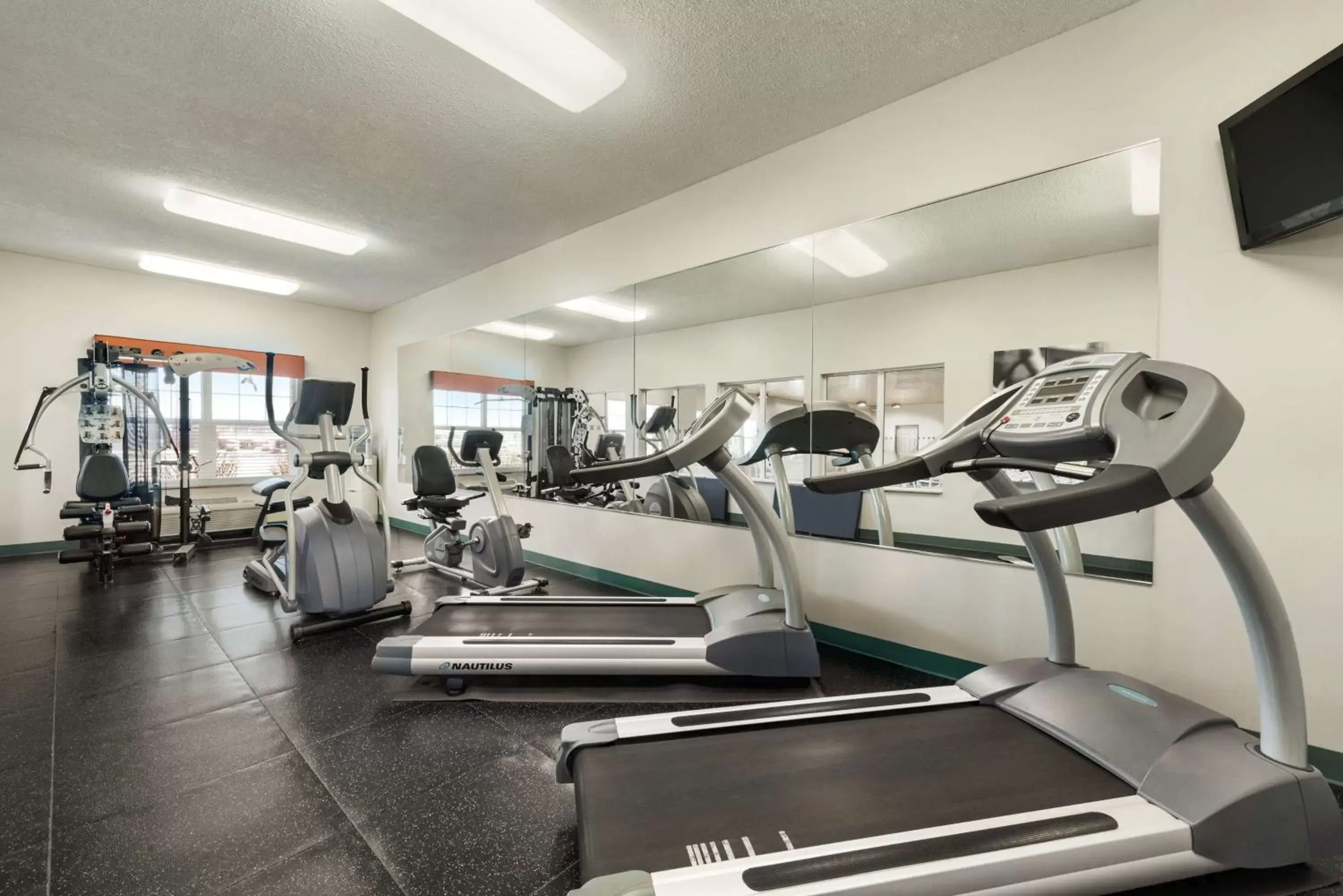 Activities, Fitness Center/Facilities in Country Inn & Suites by Radisson, Kansas City at Village West, KS
