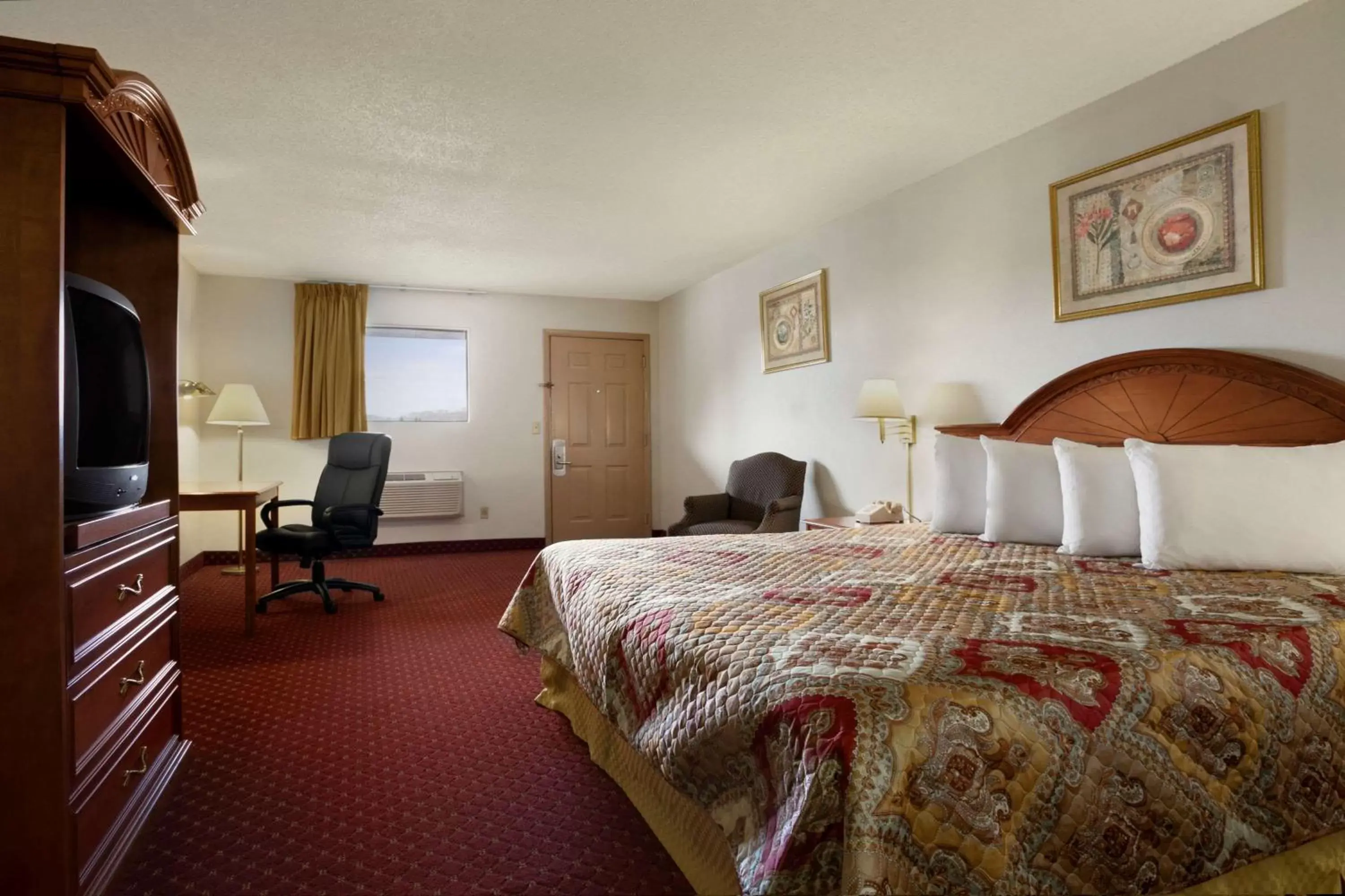 Photo of the whole room, Bed in Days Inn by Wyndham Huntington