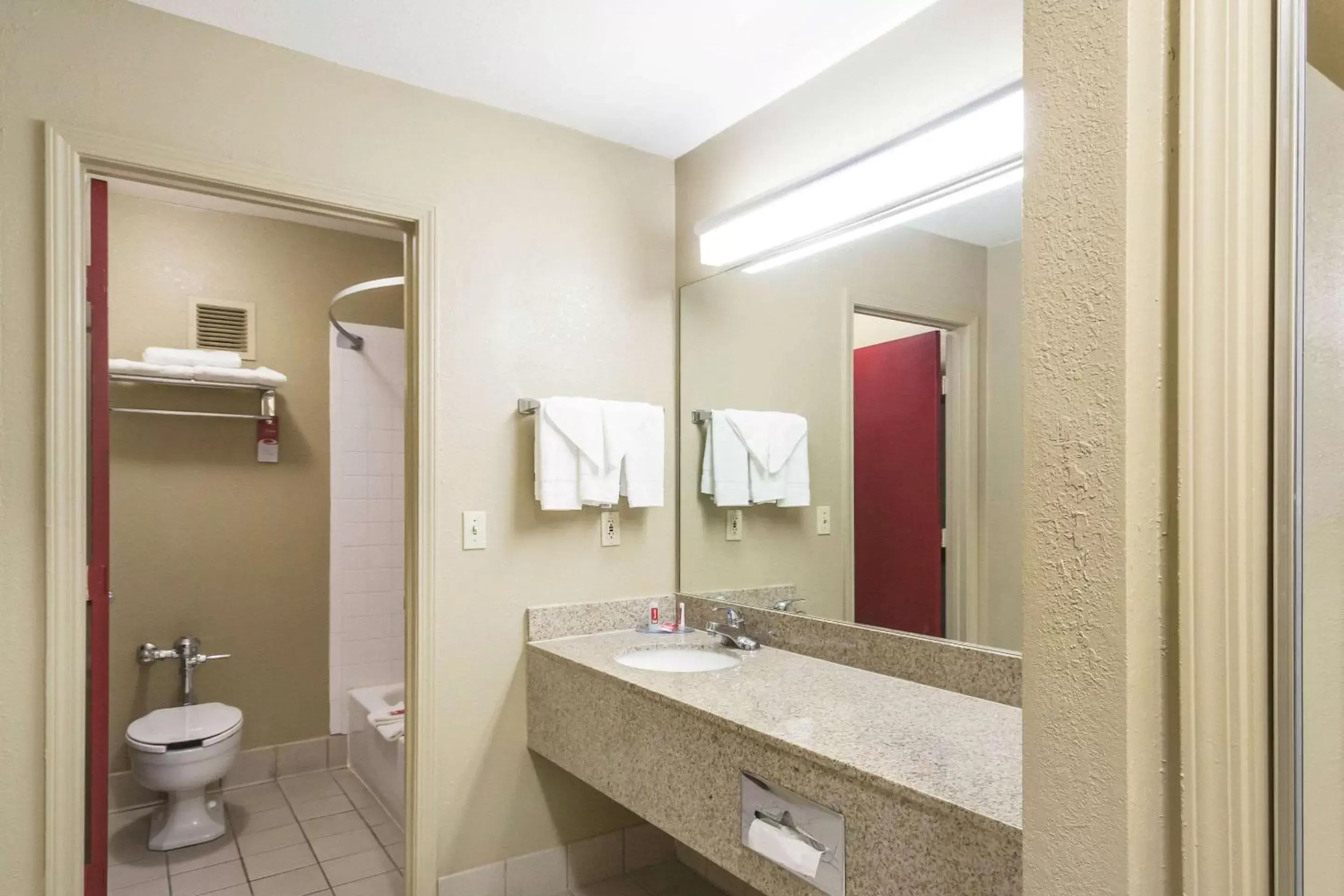 Bathroom in Econo Lodge Inn & Suites I-35 at Shawnee Mission