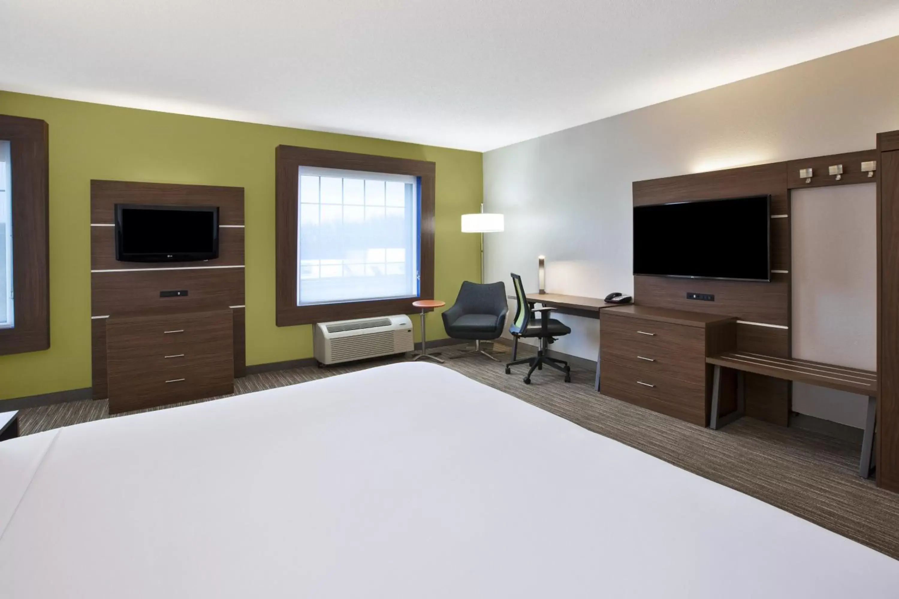 Photo of the whole room, TV/Entertainment Center in Holiday Inn Express Hotel & Suites Manchester Conference Center, an IHG Hotel