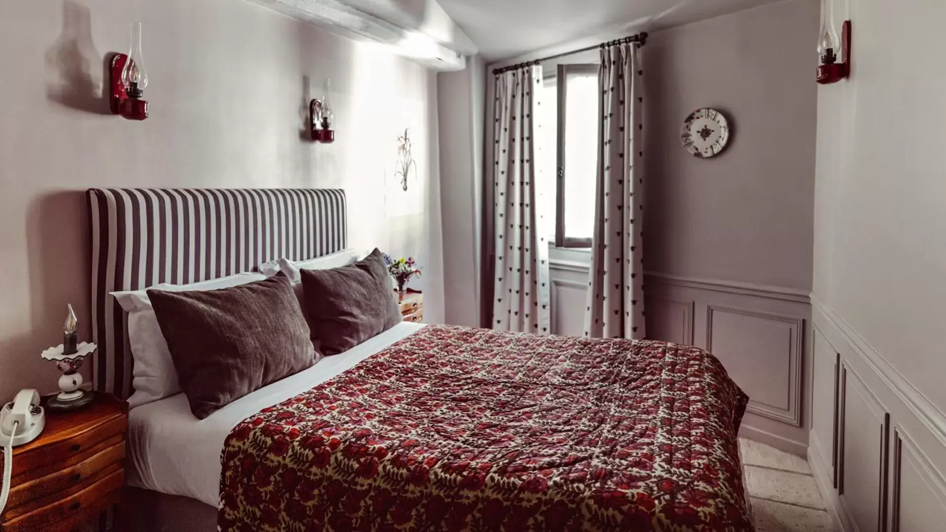 Photo of the whole room, Bed in Monsieur Saintonge