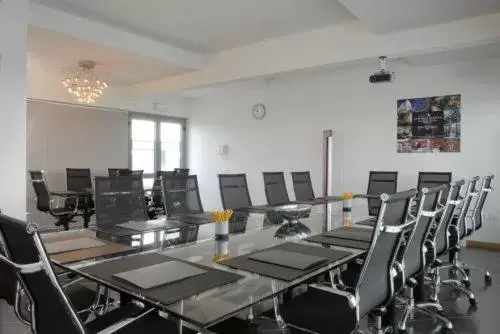 Business facilities in Executive Hotel