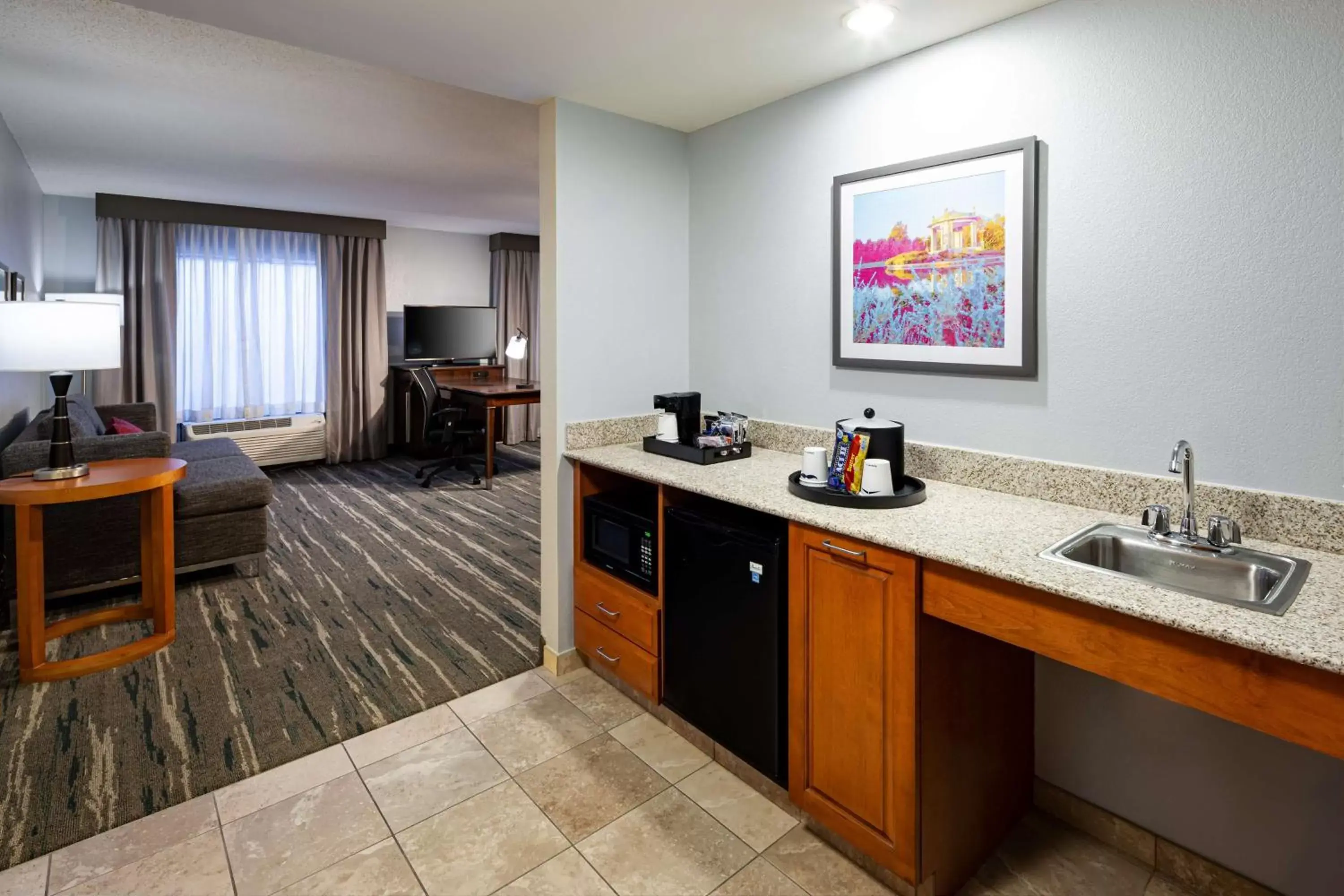 Photo of the whole room, Kitchen/Kitchenette in Hampton Inn & Suites St. Louis at Forest Park