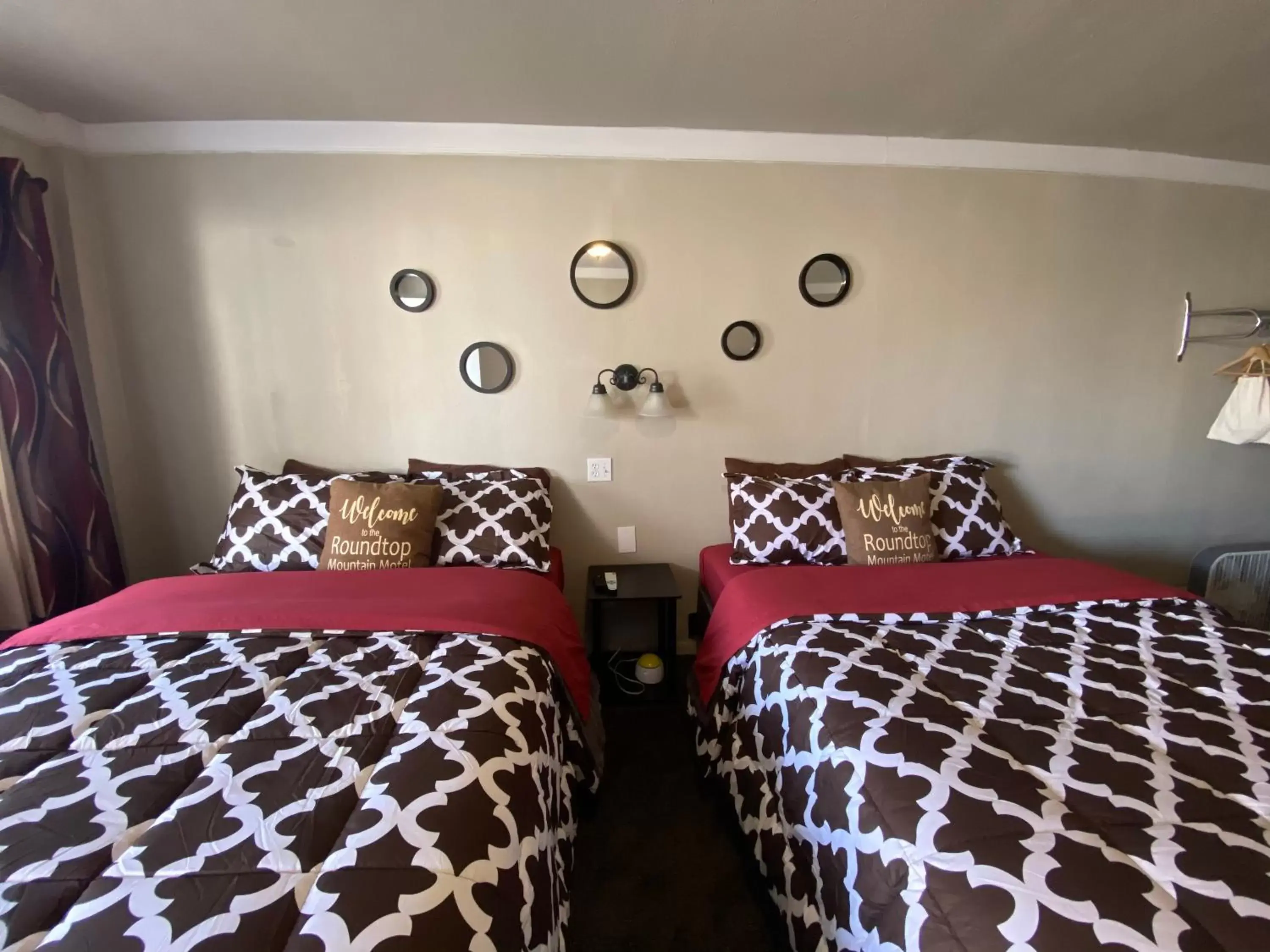 Bed in Roundtop Mountain Vista - Cabins and Motel Bed in Roundtop Mountain Vista - Cabins and Motel