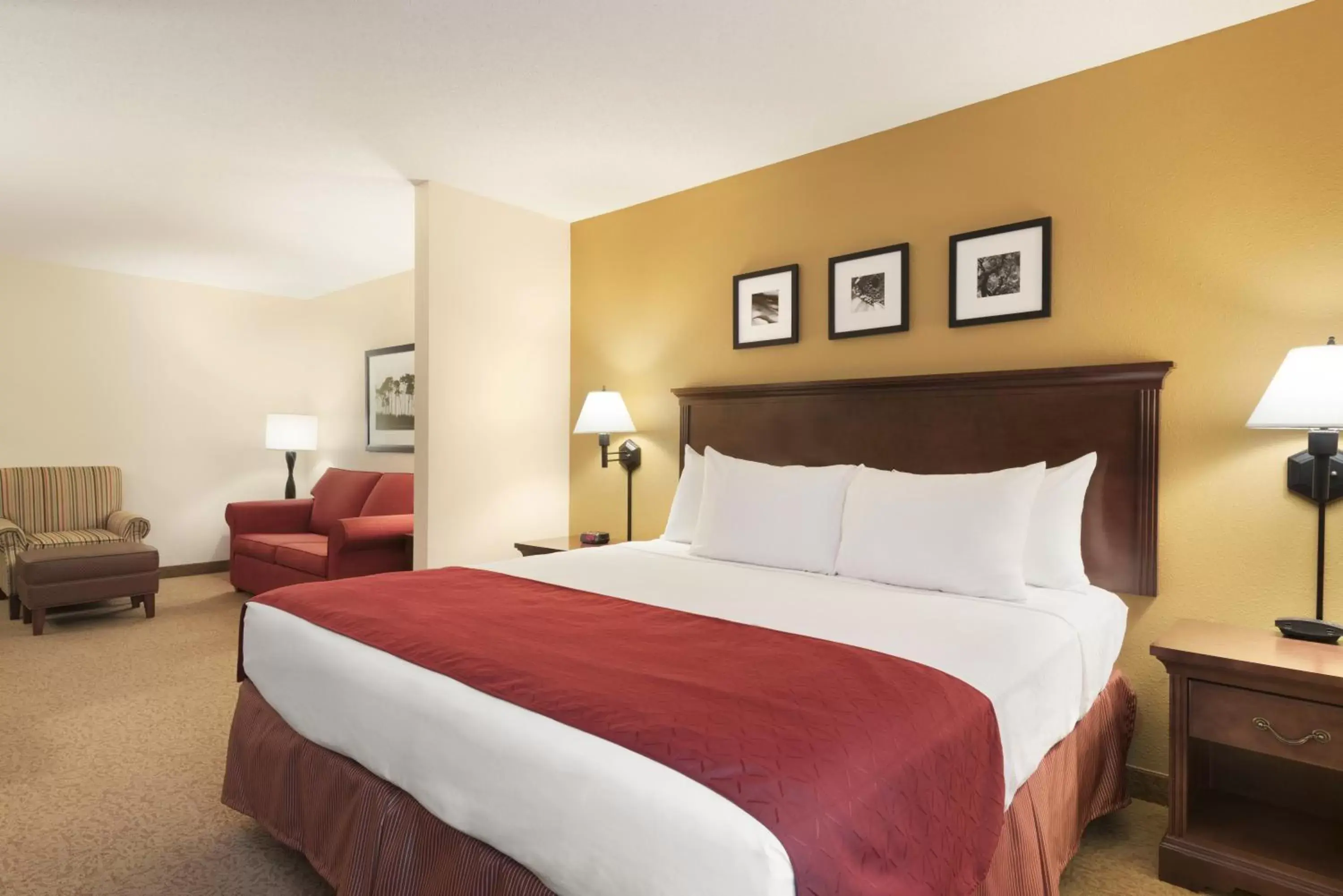 Photo of the whole room, Bed in Country Inn & Suites by Radisson, Cedar Rapids Airport, IA